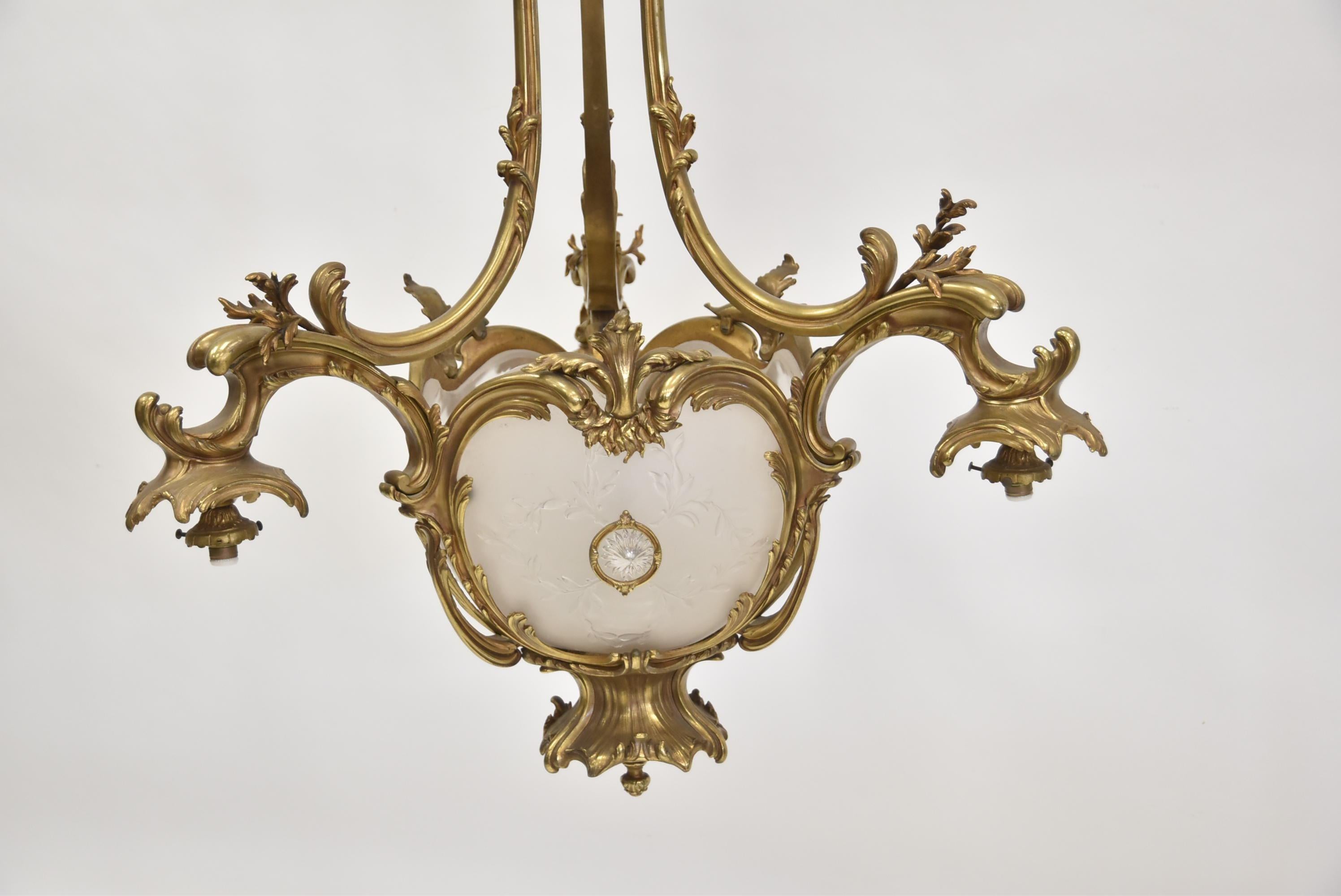 Fina araña francesa del siglo XIX, de bronce dorado, de estilo Luis XV. Inserciones de cristal esmerilado estilo Lalique. 3 luces.