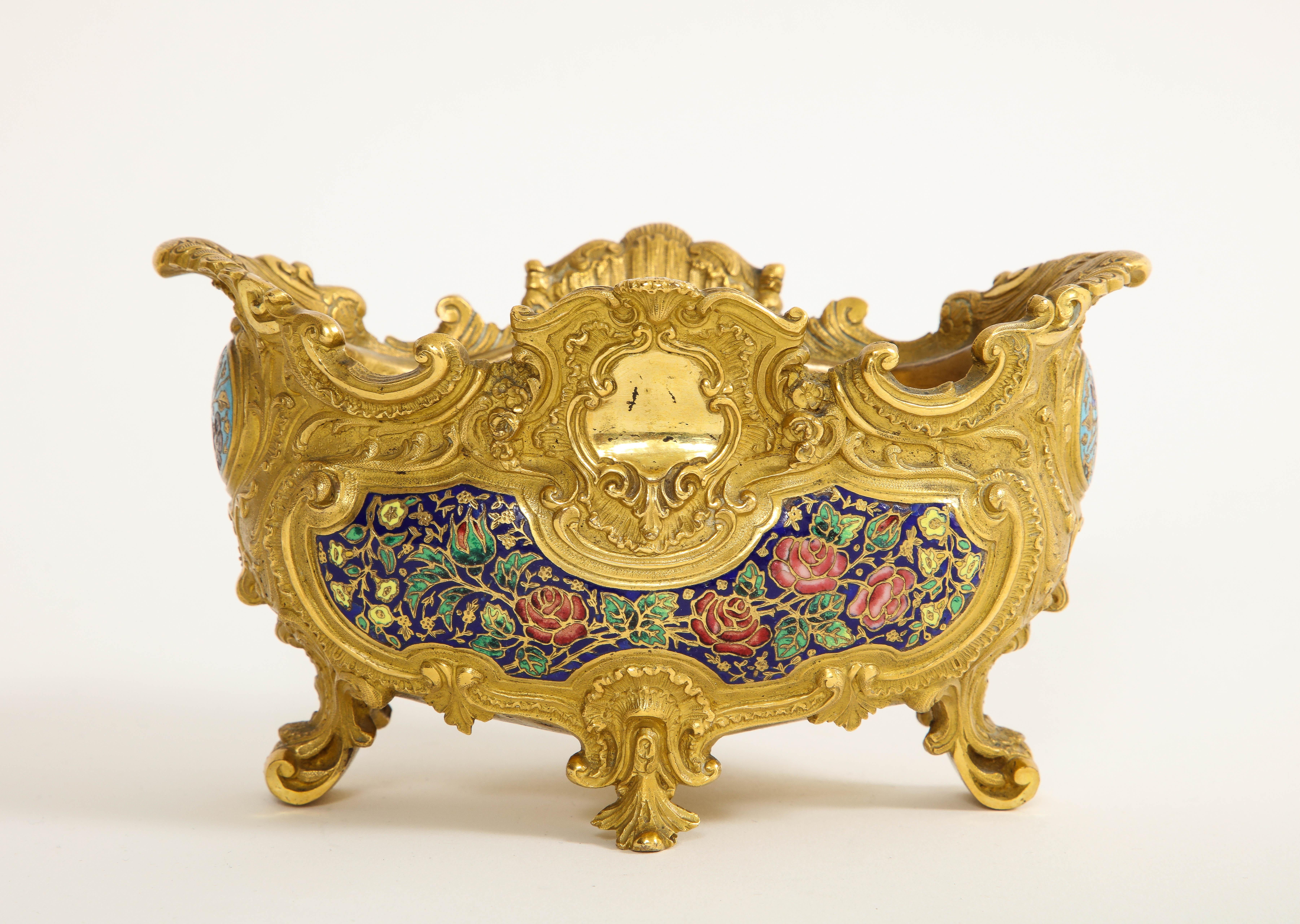 Centre de table sur pied en bronze doré et émail champlevé du 19e C., Att. Barbedienne Bon état - En vente à New York, NY