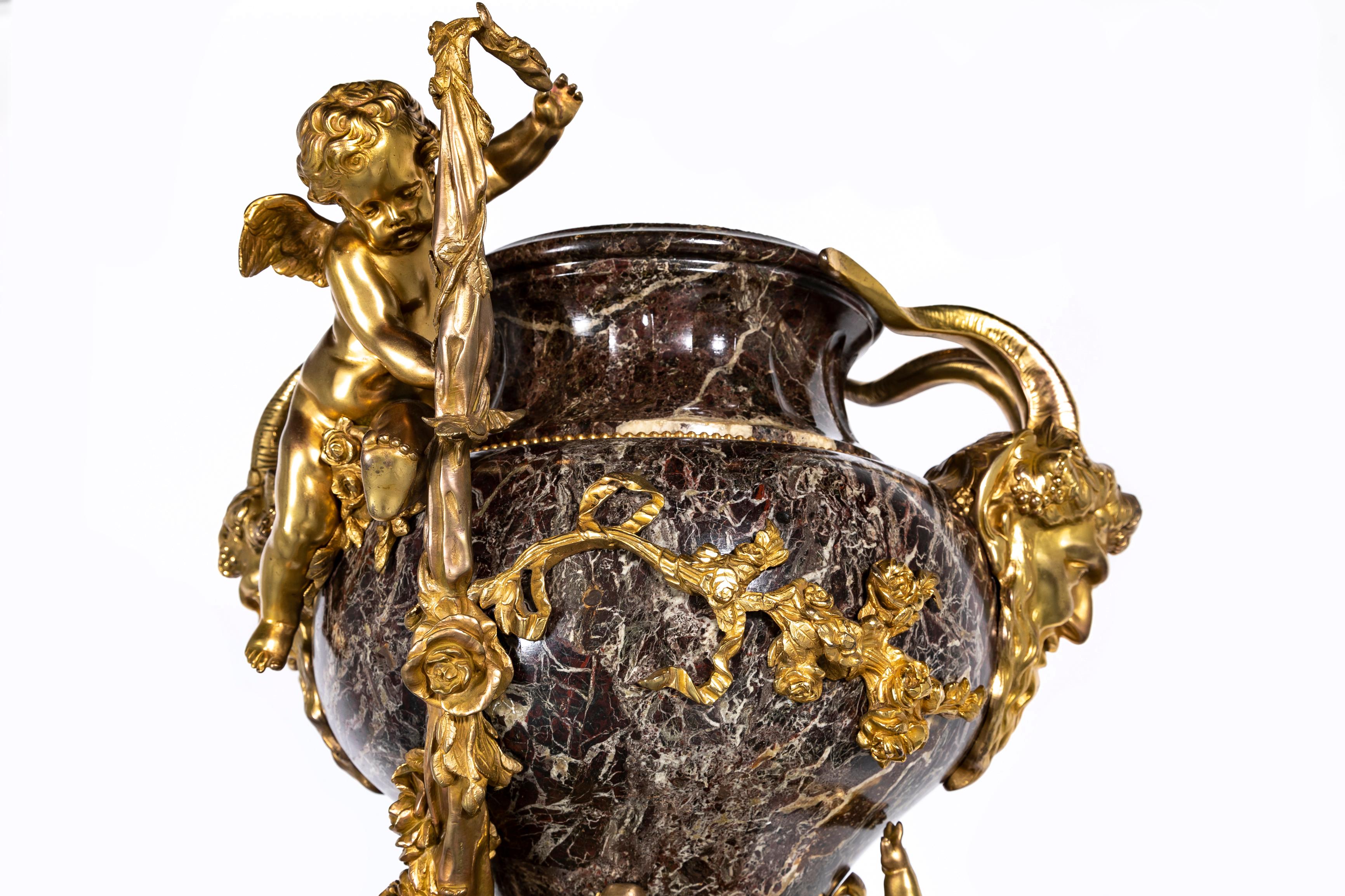 A.I.C. francese del XIX secolo con montatura in ormolu e Cupido figurato in marmo rosso, ROBERT in vendita 2