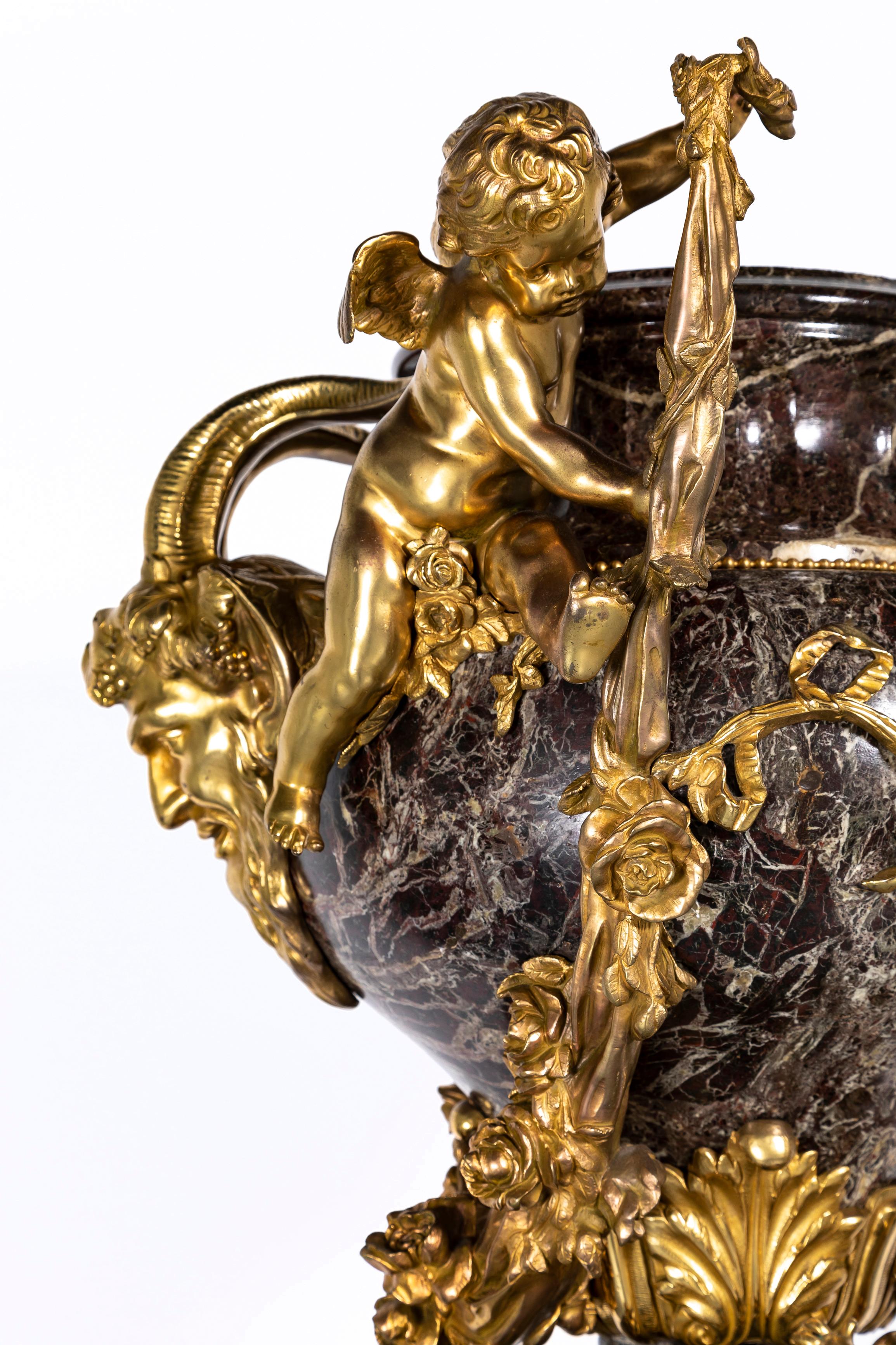 A.I.C. francese del XIX secolo con montatura in ormolu e Cupido figurato in marmo rosso, ROBERT in vendita 3
