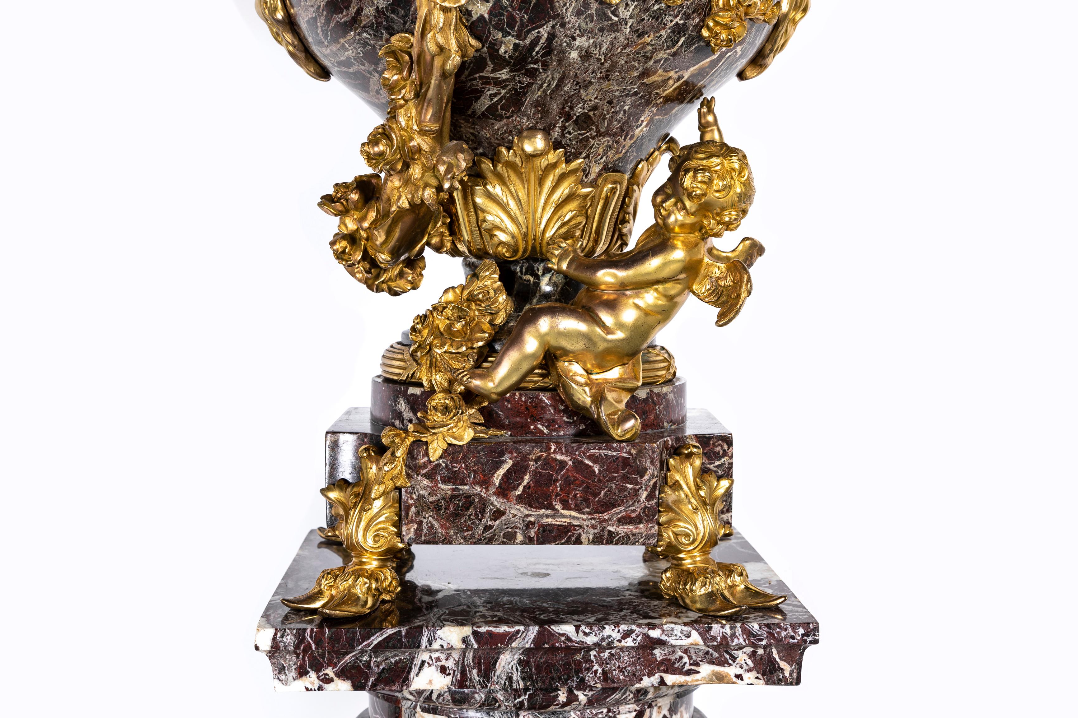 A.I.C. francese del XIX secolo con montatura in ormolu e Cupido figurato in marmo rosso, ROBERT in vendita 4