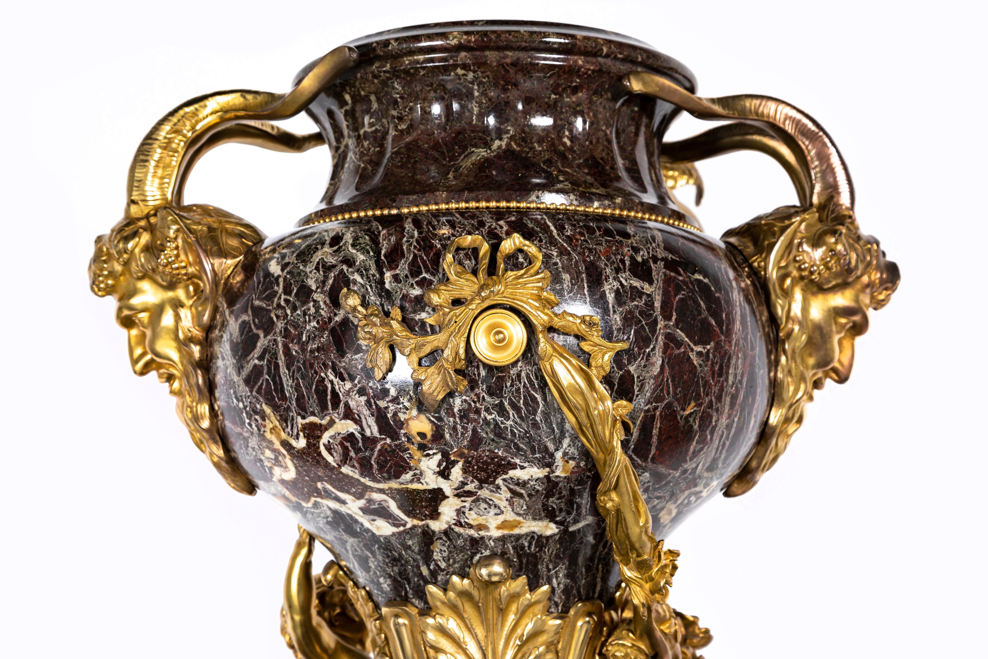 A.I.C. francese del XIX secolo con montatura in ormolu e Cupido figurato in marmo rosso, ROBERT in vendita 6