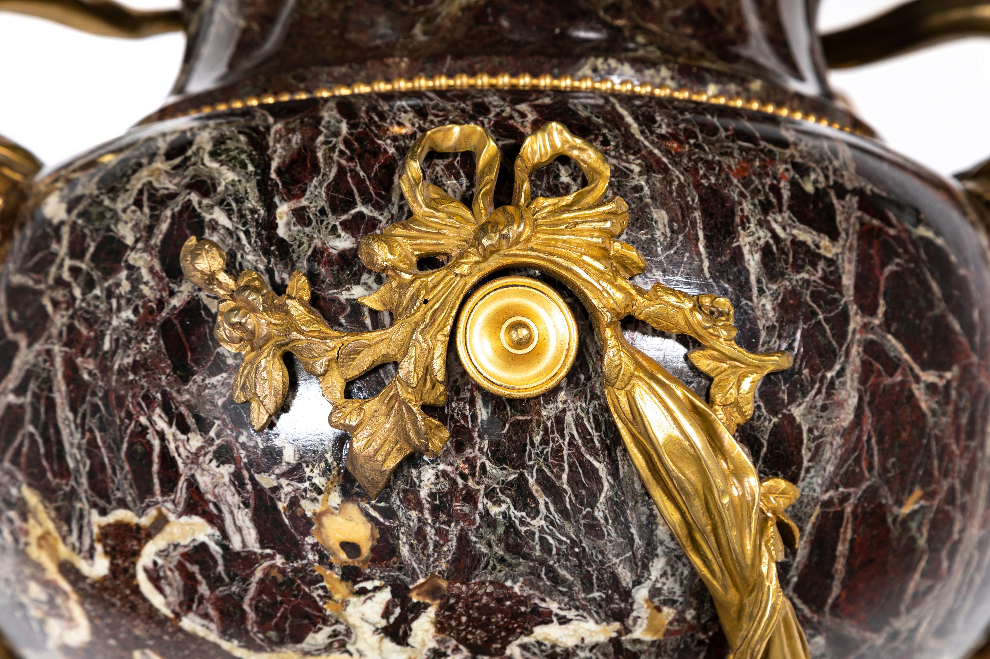 A.I.C. francese del XIX secolo con montatura in ormolu e Cupido figurato in marmo rosso, ROBERT in vendita 8