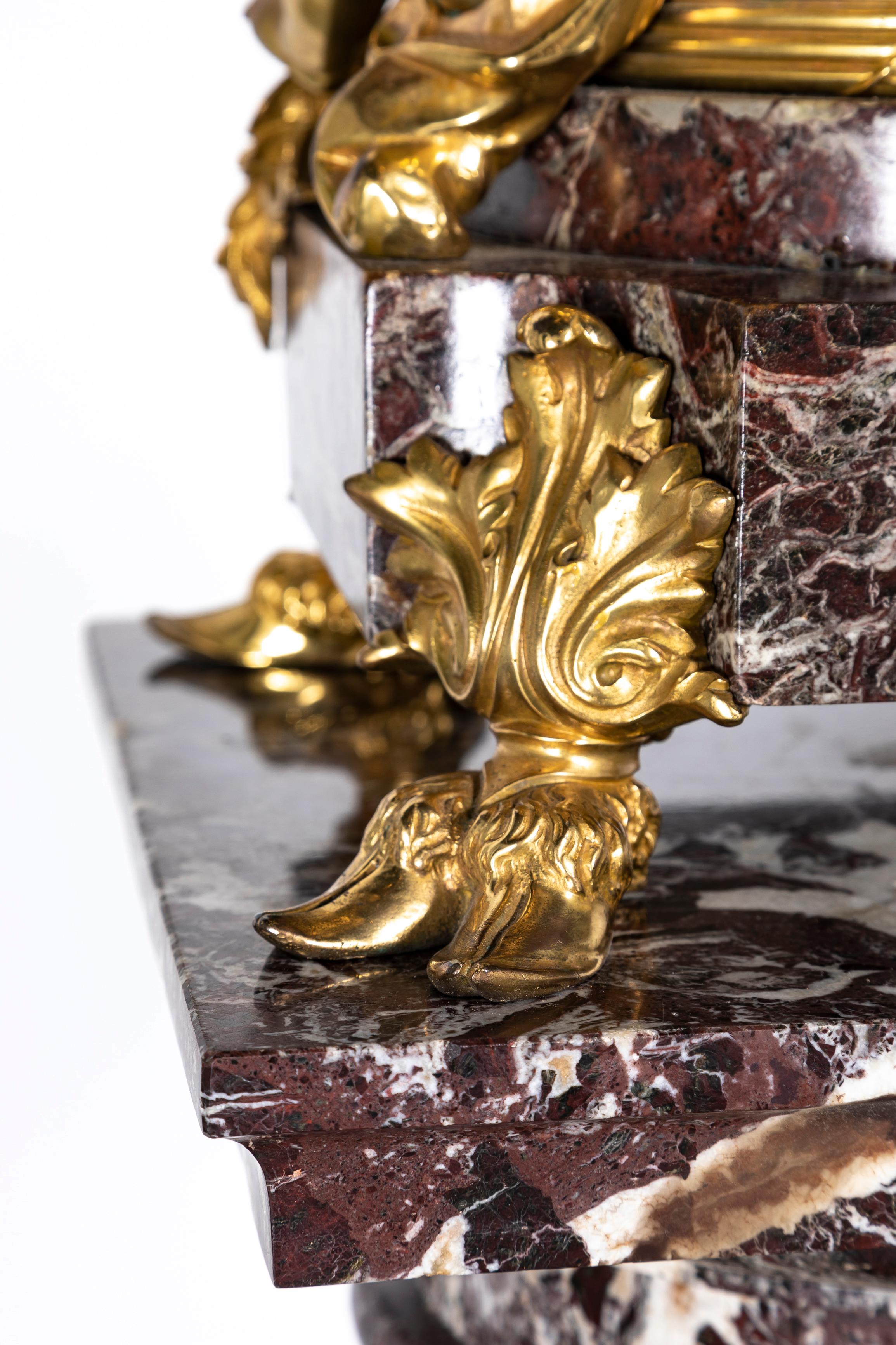A.I.C. francese del XIX secolo con montatura in ormolu e Cupido figurato in marmo rosso, ROBERT in vendita 9