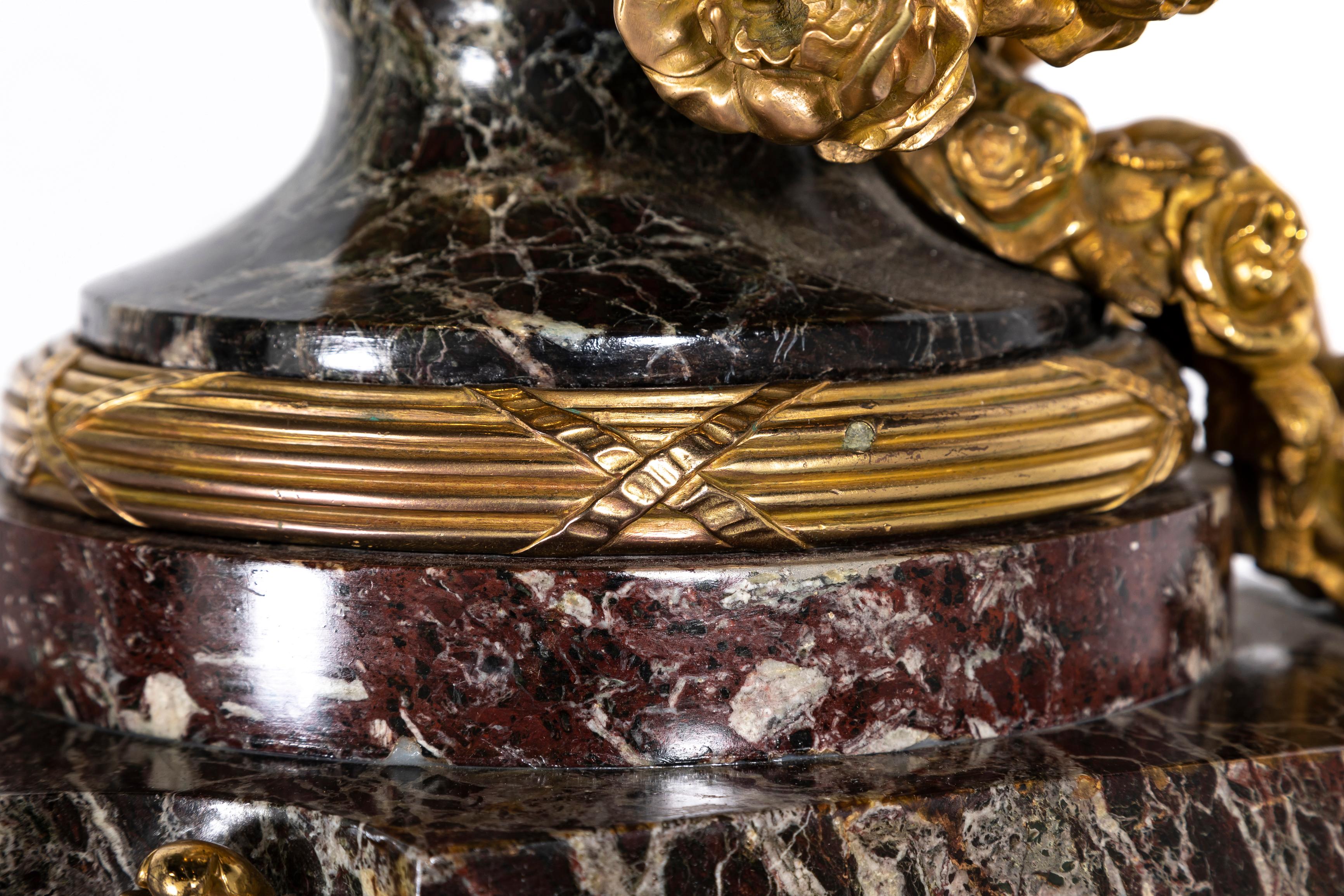 A.I.C. francese del XIX secolo con montatura in ormolu e Cupido figurato in marmo rosso, ROBERT in vendita 10