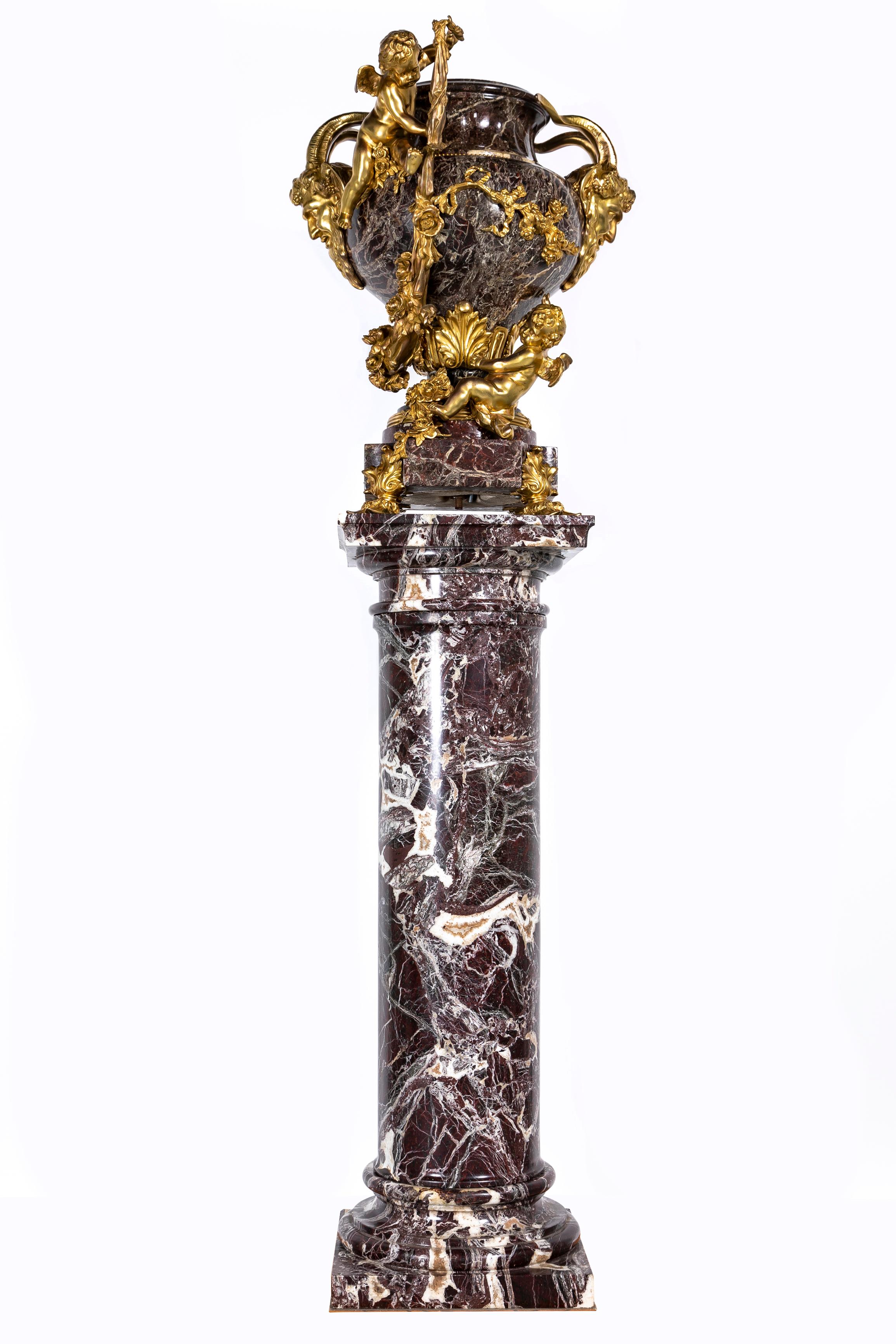 Luigi XVI A.I.C. francese del XIX secolo con montatura in ormolu e Cupido figurato in marmo rosso, ROBERT in vendita