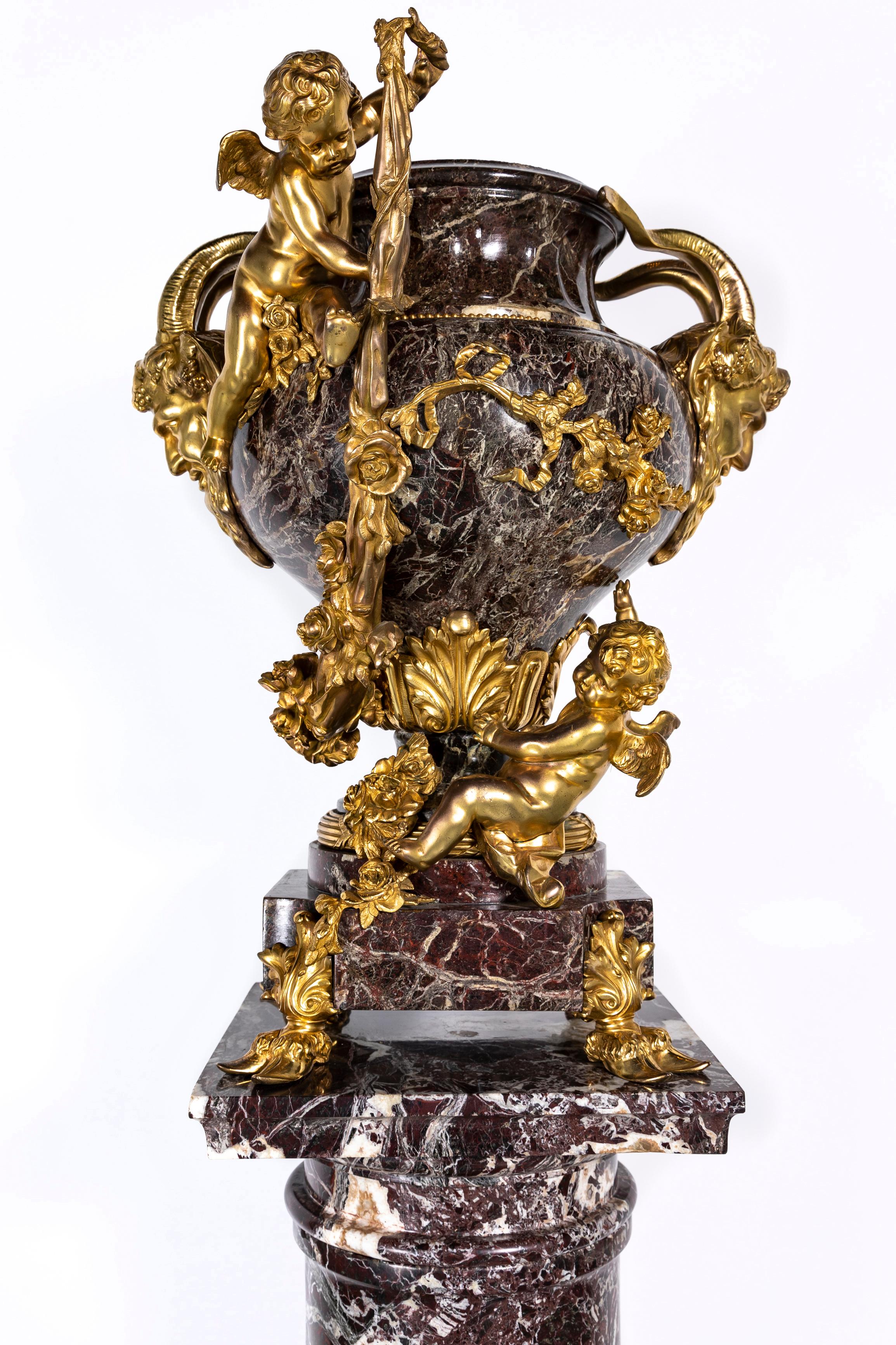 Francese A.I.C. francese del XIX secolo con montatura in ormolu e Cupido figurato in marmo rosso, ROBERT in vendita