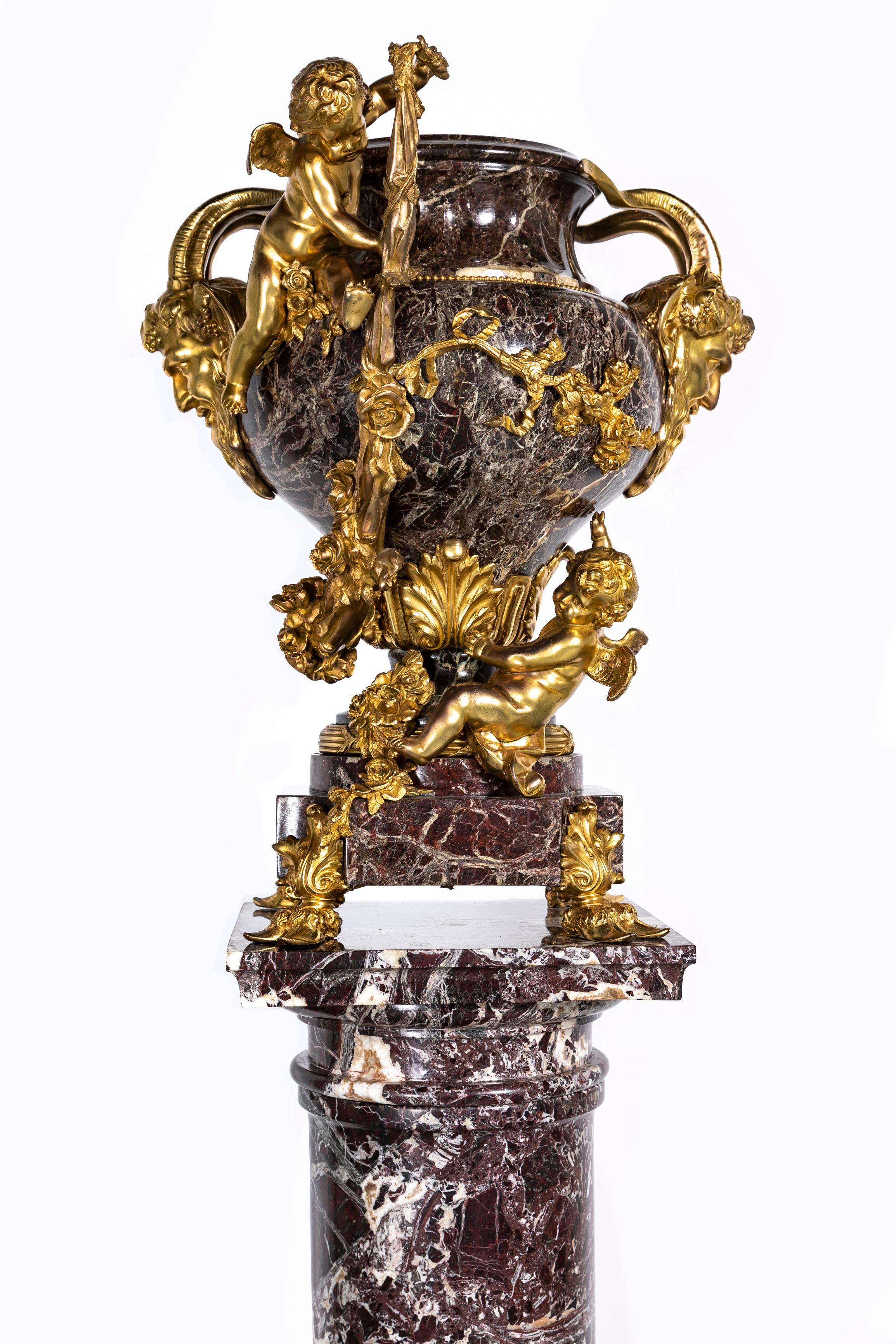 Intagliato a mano A.I.C. francese del XIX secolo con montatura in ormolu e Cupido figurato in marmo rosso, ROBERT in vendita