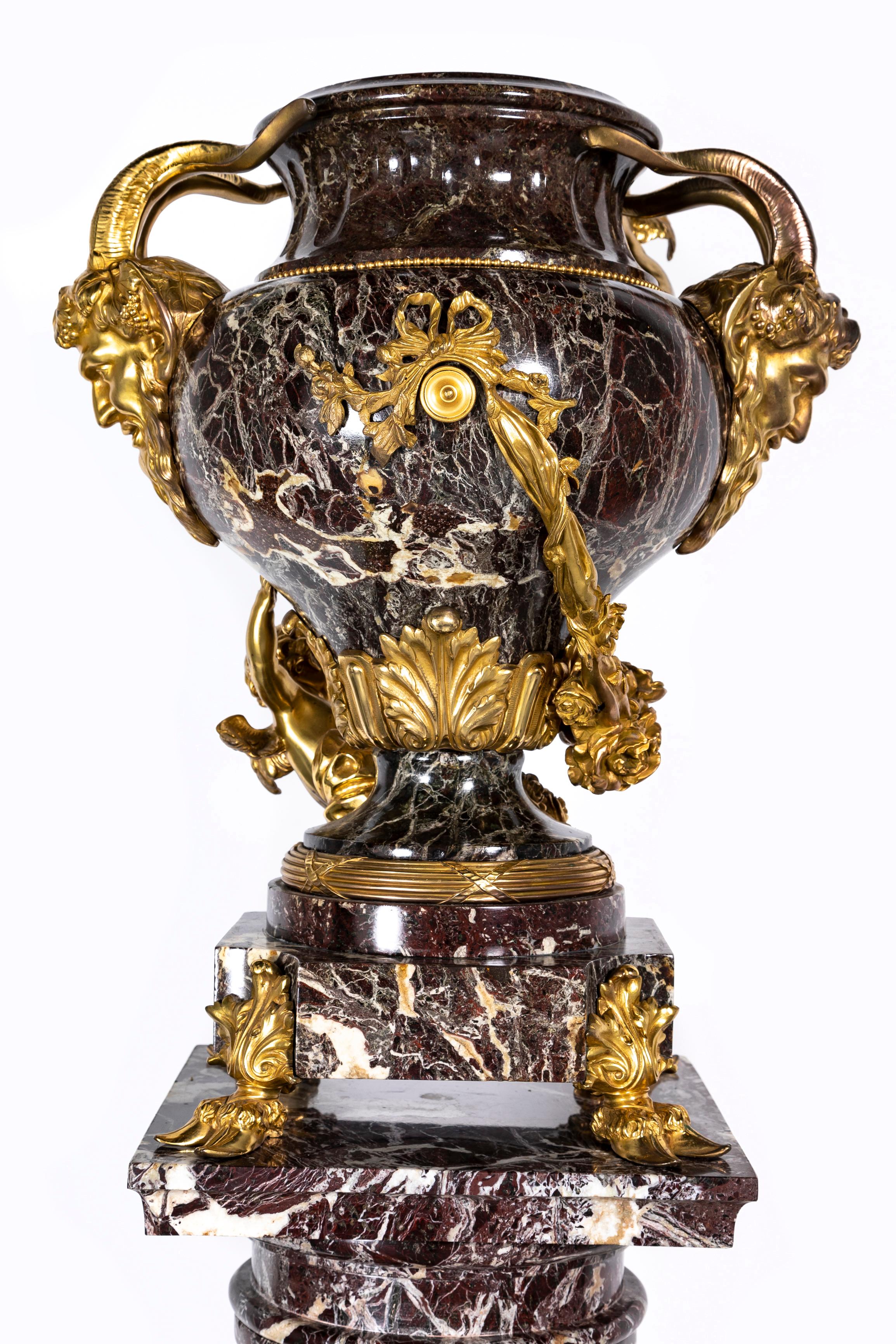 A.I.C. francese del XIX secolo con montatura in ormolu e Cupido figurato in marmo rosso, ROBERT In condizioni buone in vendita a New York, NY