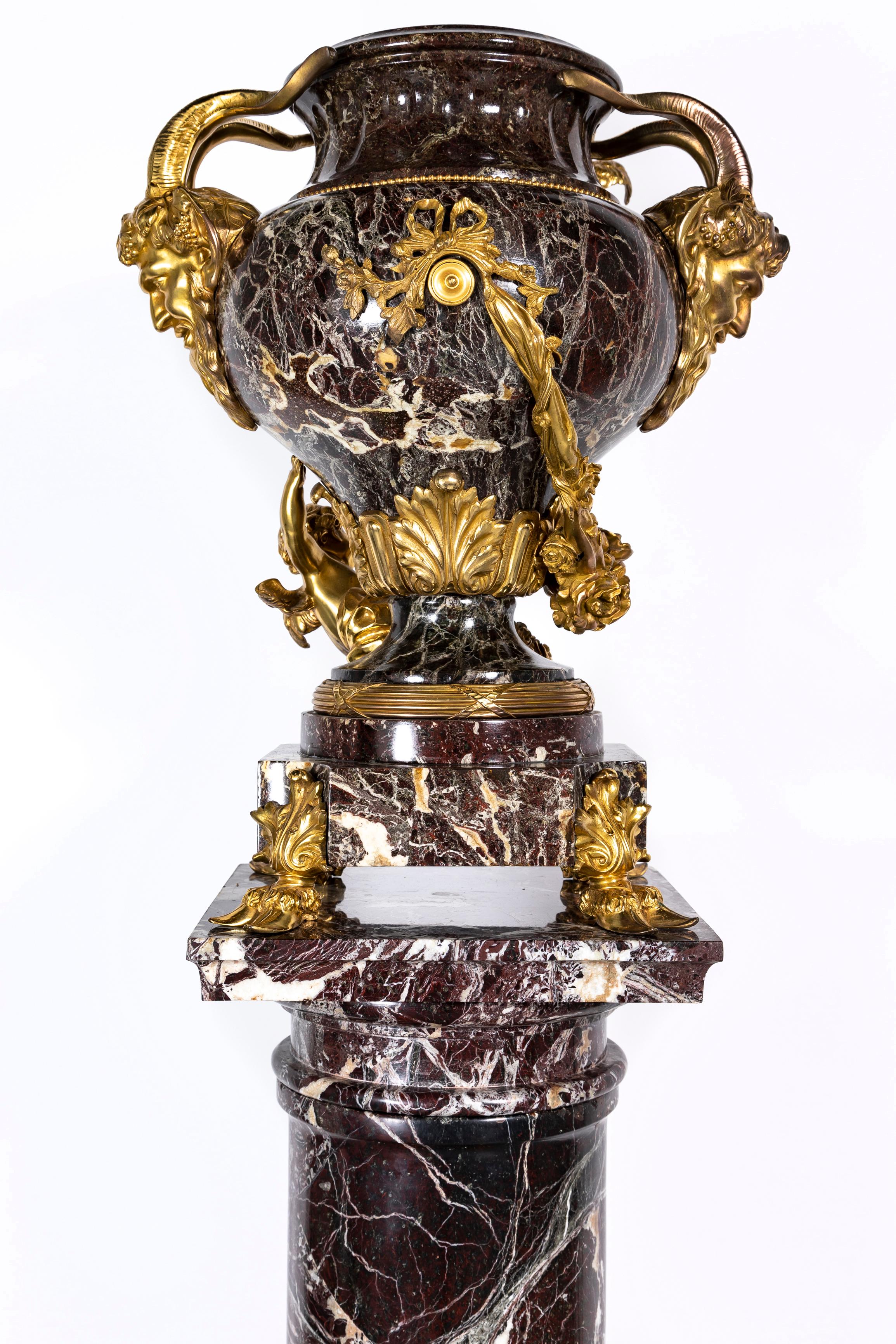 Fine XIX secolo A.I.C. francese del XIX secolo con montatura in ormolu e Cupido figurato in marmo rosso, ROBERT in vendita