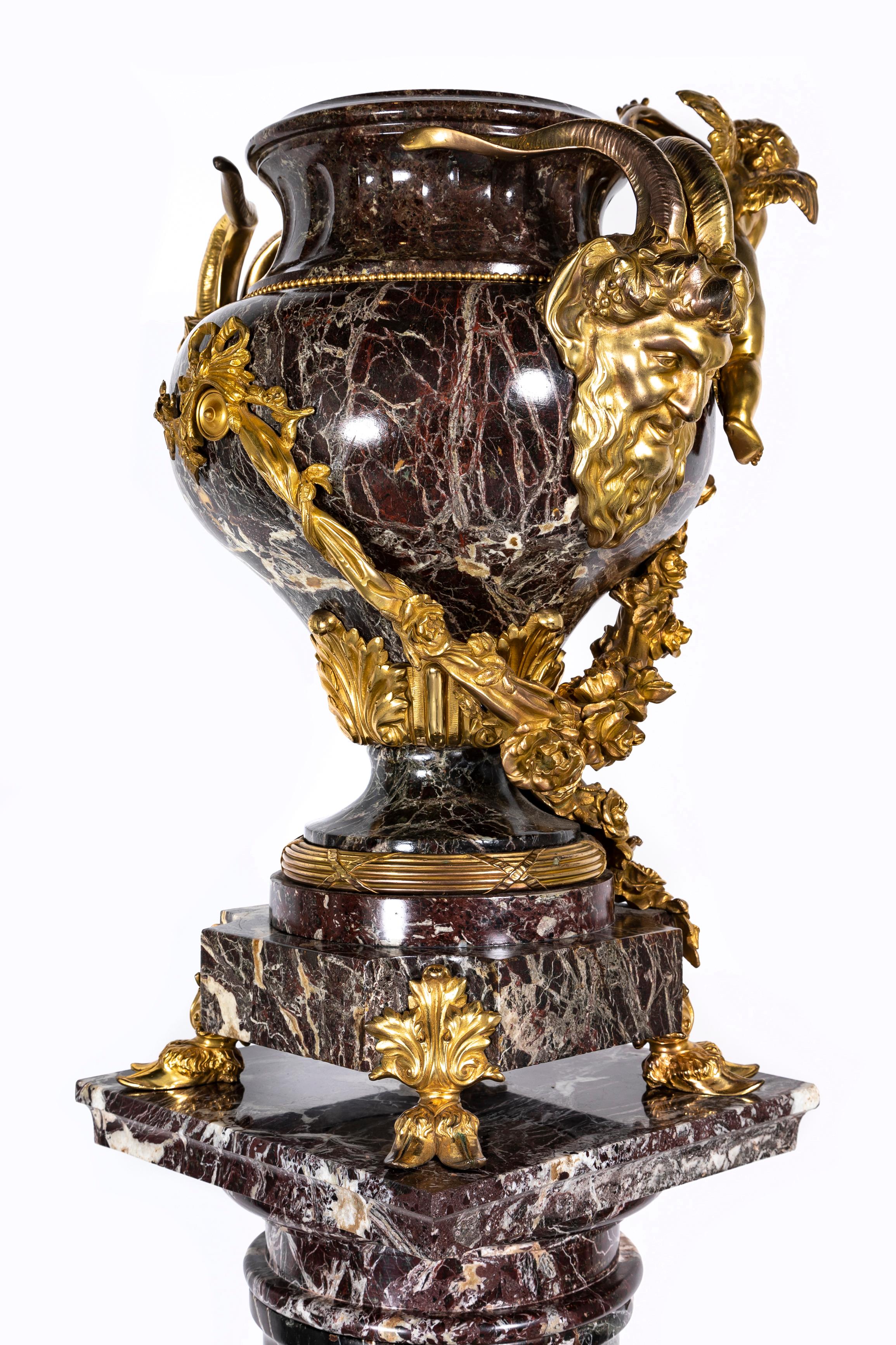 Similoro A.I.C. francese del XIX secolo con montatura in ormolu e Cupido figurato in marmo rosso, ROBERT in vendita
