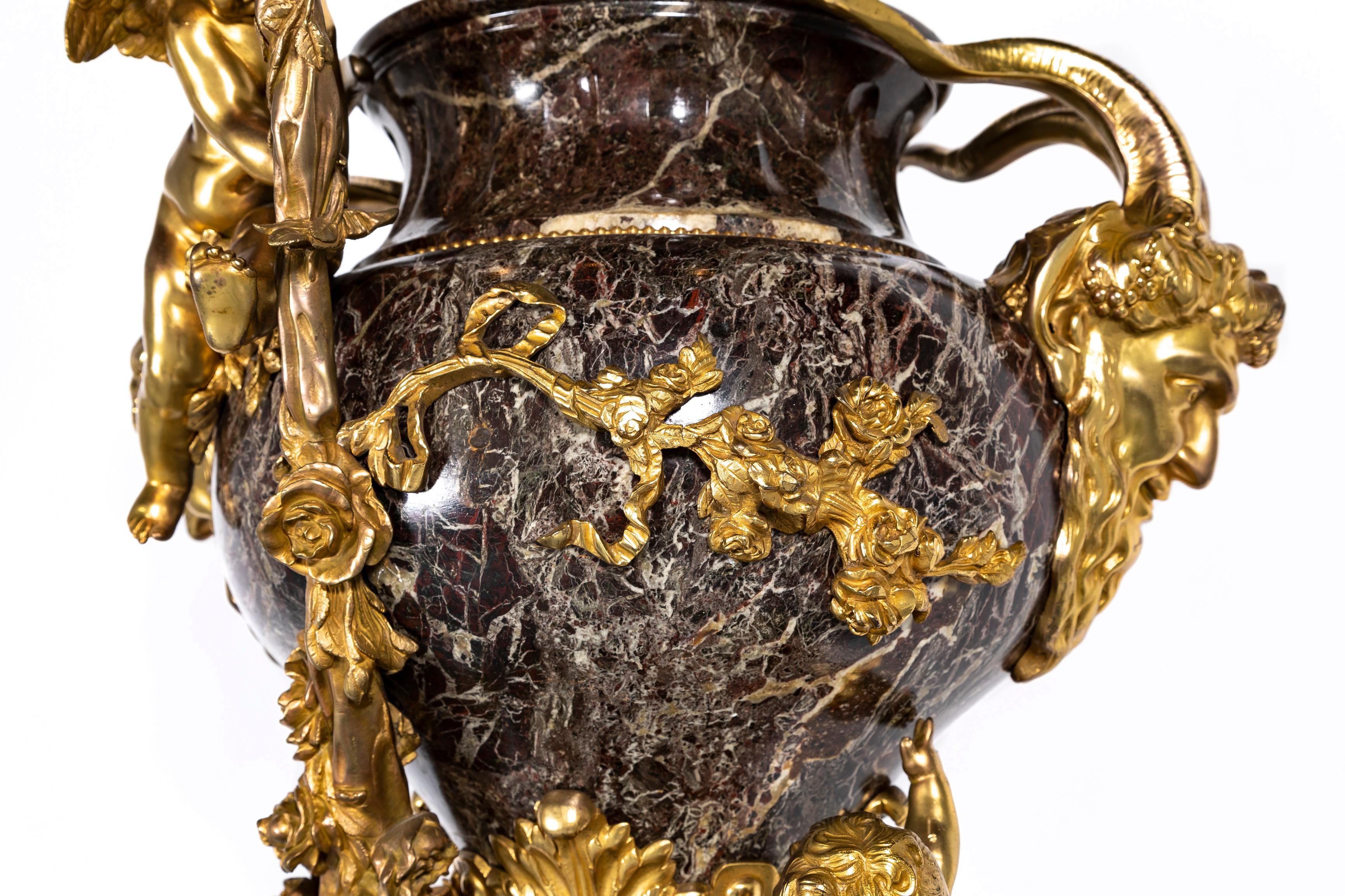 A.I.C. francese del XIX secolo con montatura in ormolu e Cupido figurato in marmo rosso, ROBERT in vendita 1