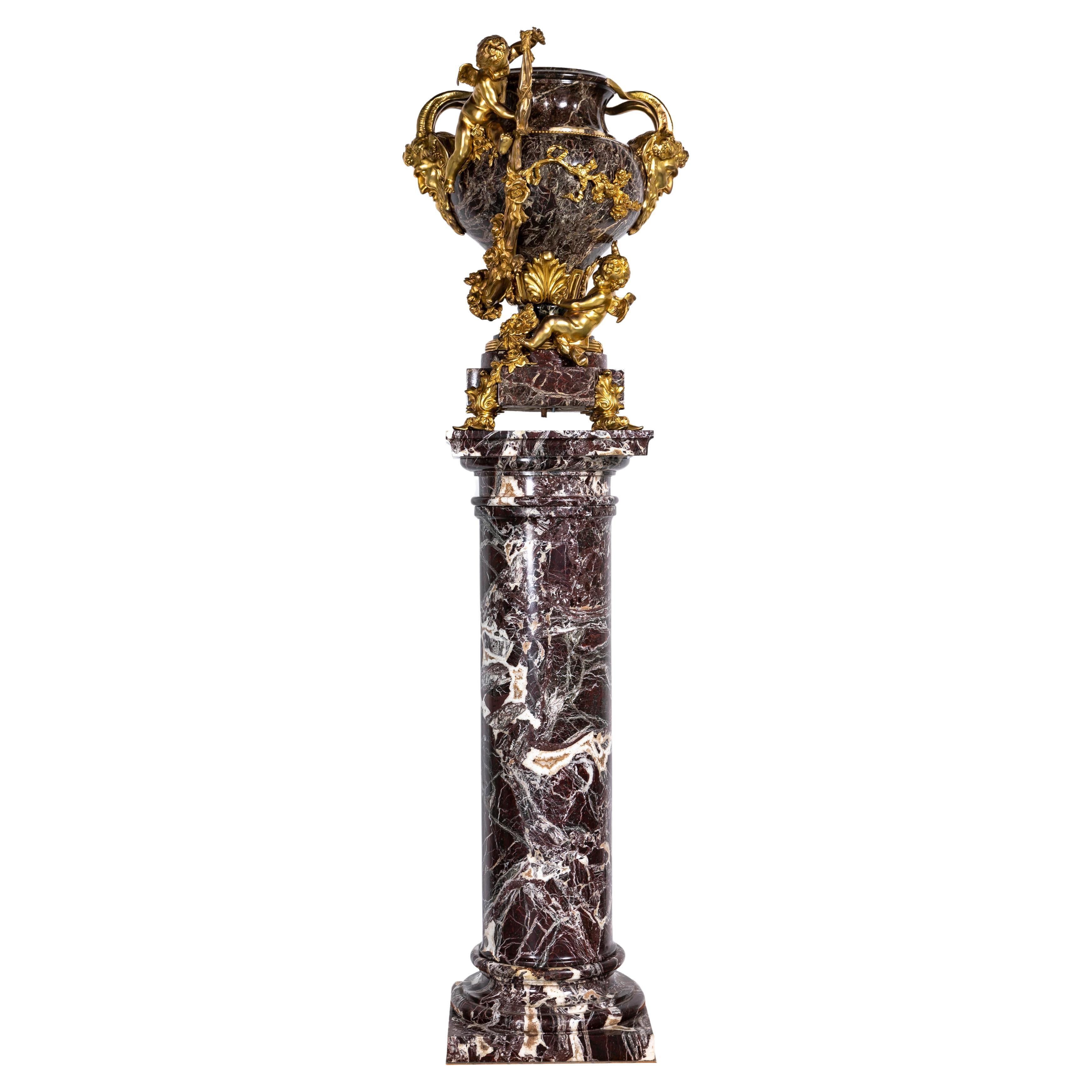 Jardiniere monumentale e di qualità eccezionale del XIX secolo in marmo rosso e con montatura in ormolu, attribuito a Robert Frères.  L'urna è a forma di balaustro con maniglie a maschera di satiro in ormolu che fiancheggiano entrambi i lati.  Due
