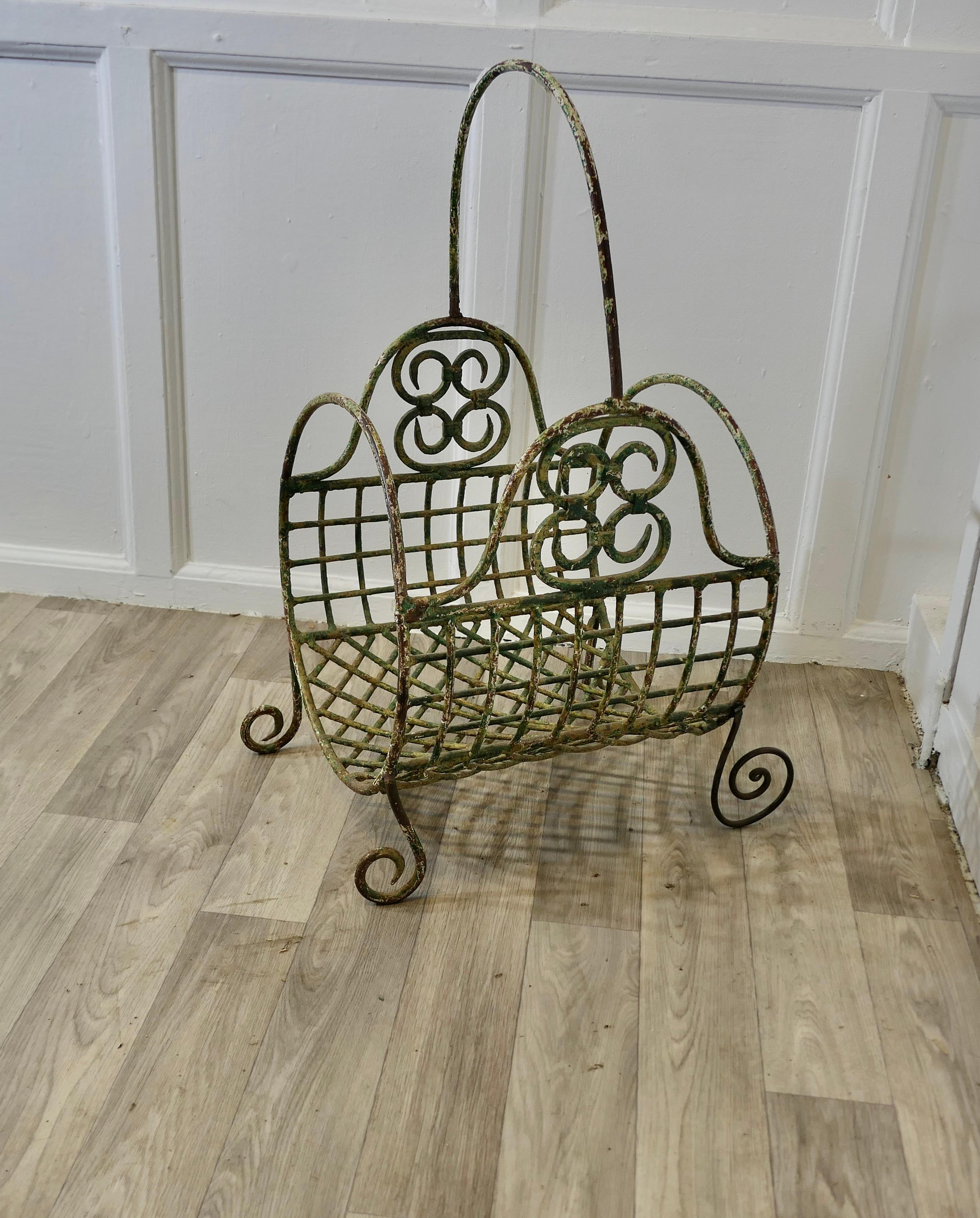 Cesta porta troncos de alambre francés del siglo XIX 

Se trata de una encantadora pieza basada en el diseño de un cesto de flores francés de las Tullerías, está realizada en hierro forjado pesado, una cosa a destacar los pies están rizados y son