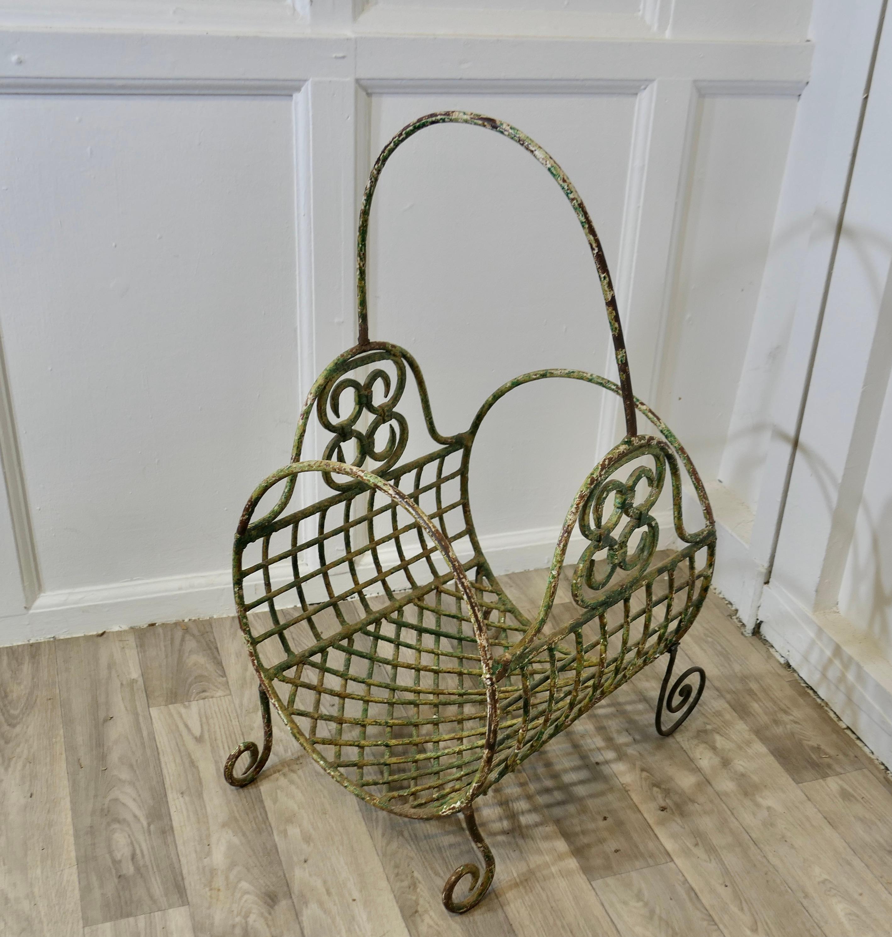 Cesta porta troncos de alambre francés del siglo XIX   Es una pieza encantadora Napoleón III en venta