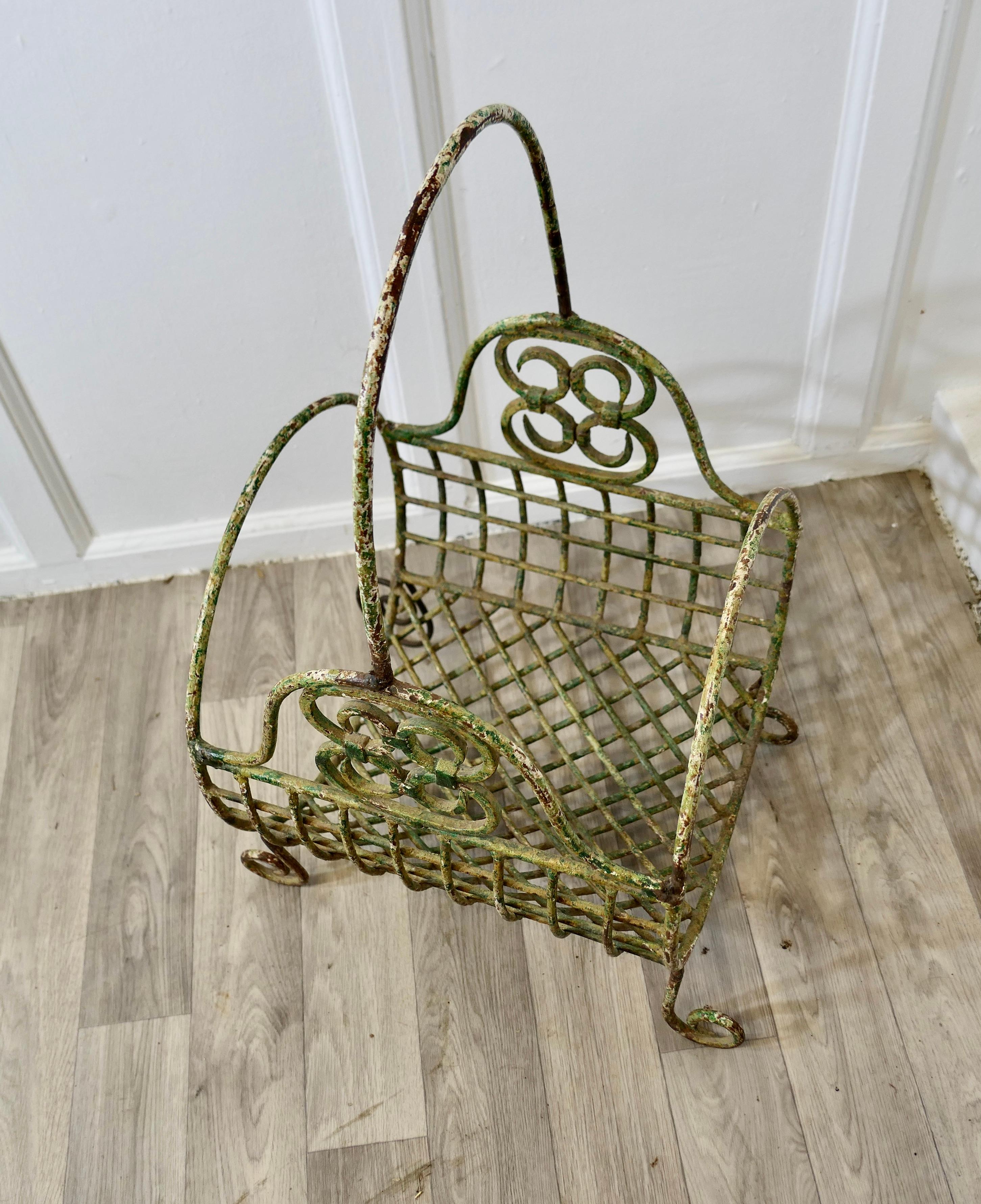 Cesta porta troncos de alambre francés del siglo XIX   Es una pieza encantadora en Bueno estado para la venta en Godshill, Isle of Wight
