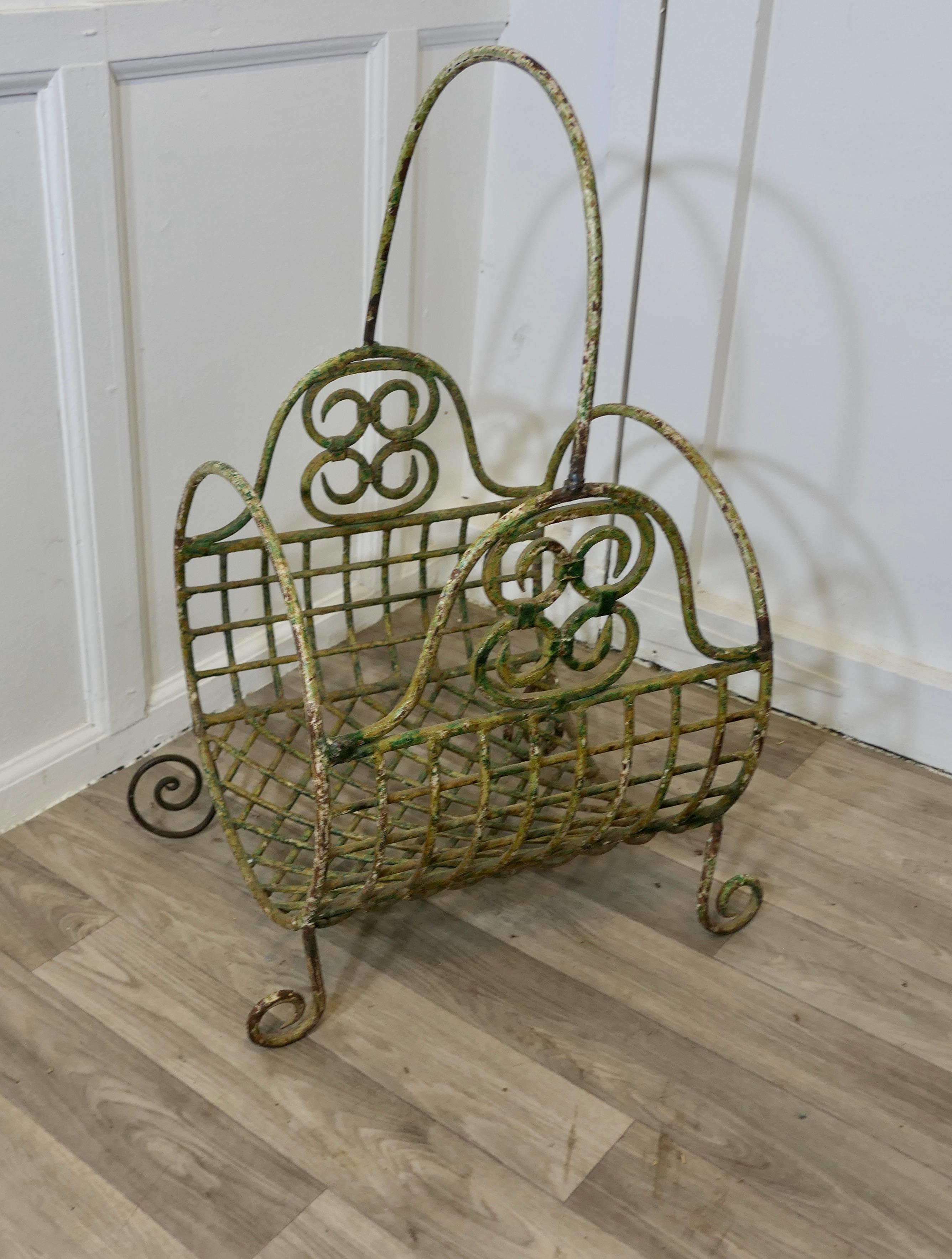 Cesta porta troncos de alambre francés del siglo XIX   Es una pieza encantadora Hierro en venta