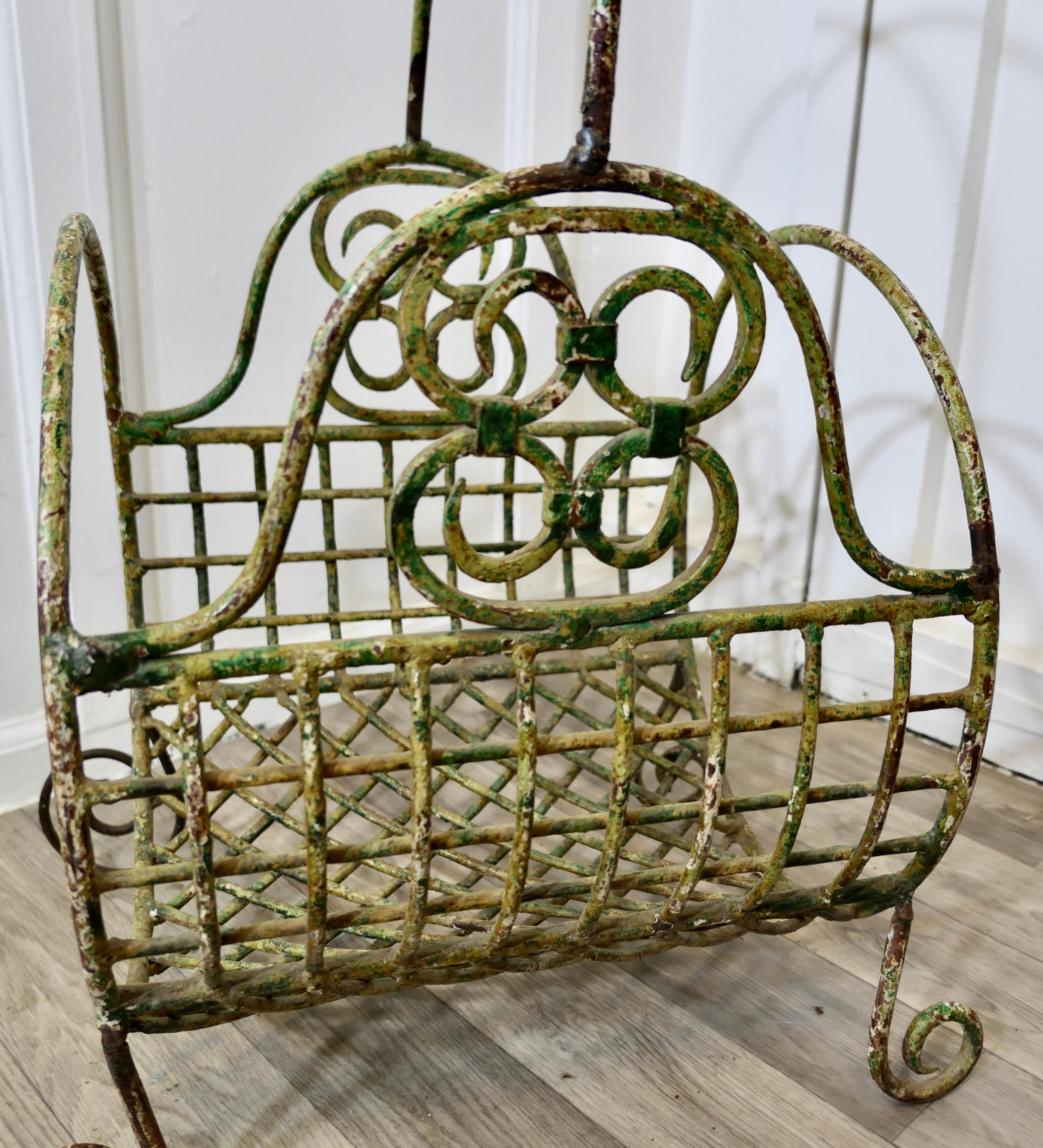 Cesta porta troncos de alambre francés del siglo XIX   Es una pieza encantadora en venta 1