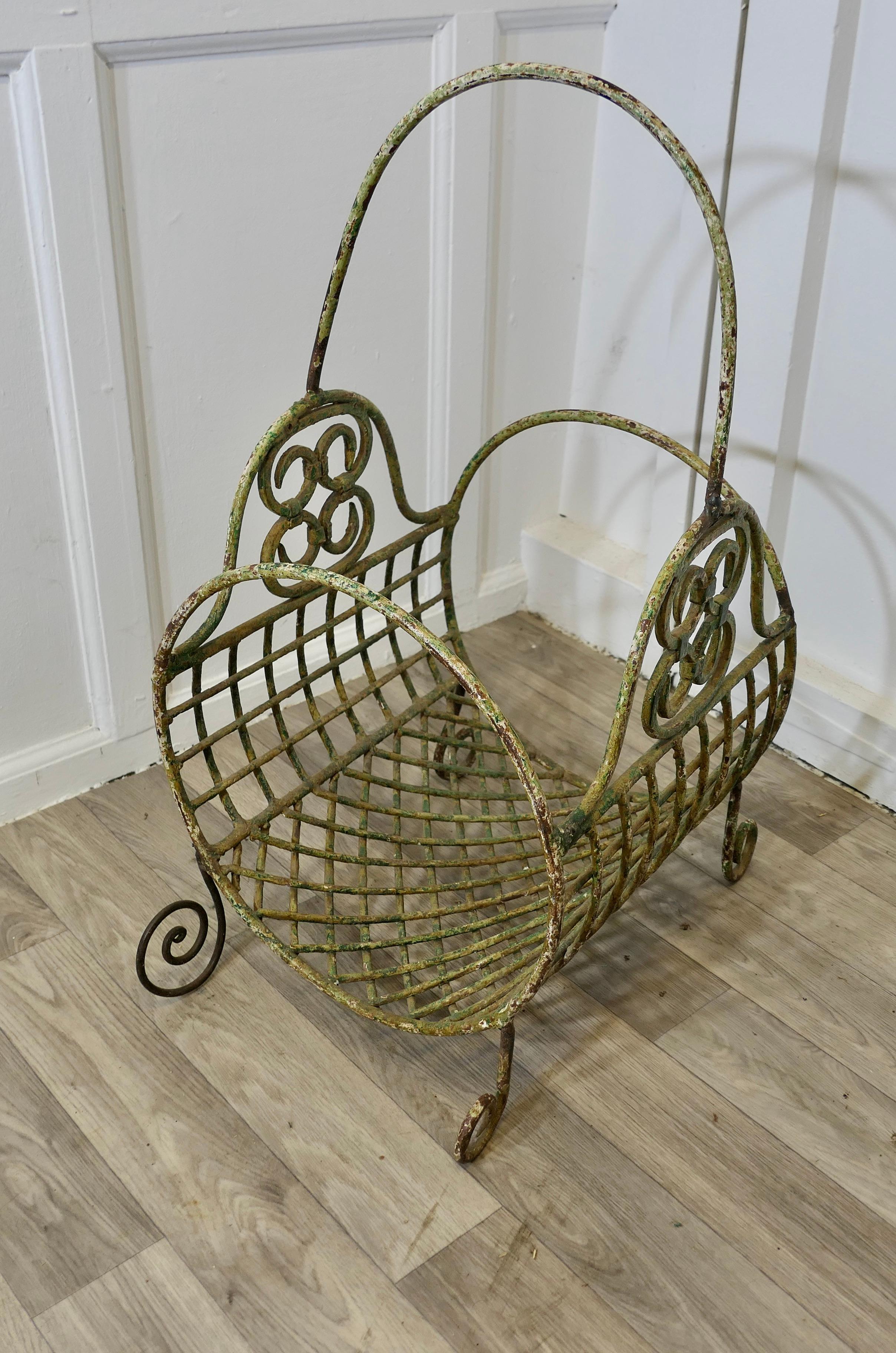 Cesta porta troncos de alambre francés del siglo XIX   Es una pieza encantadora en venta 2