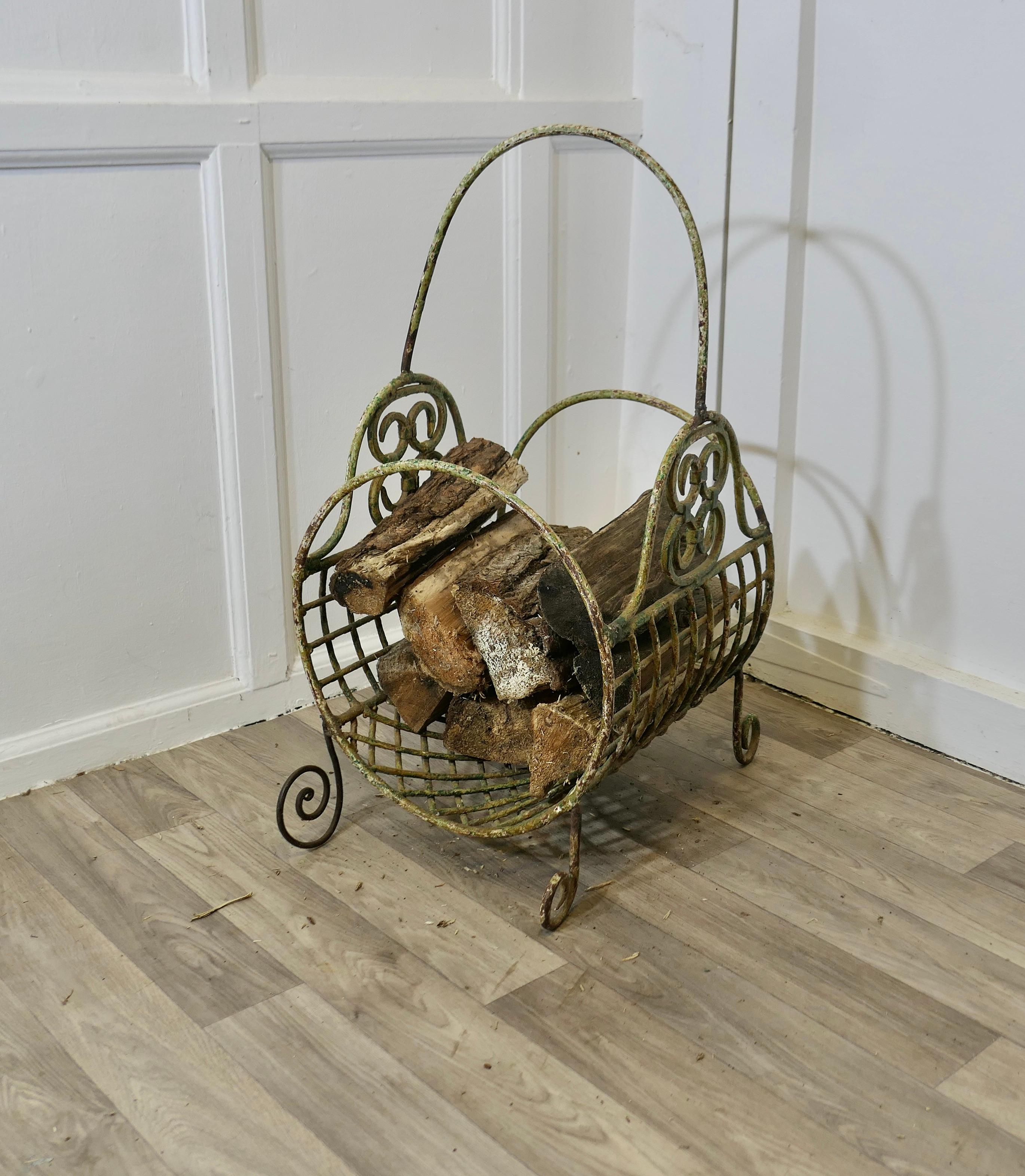 Cesta porta troncos de alambre francés del siglo XIX   Es una pieza encantadora en venta 3