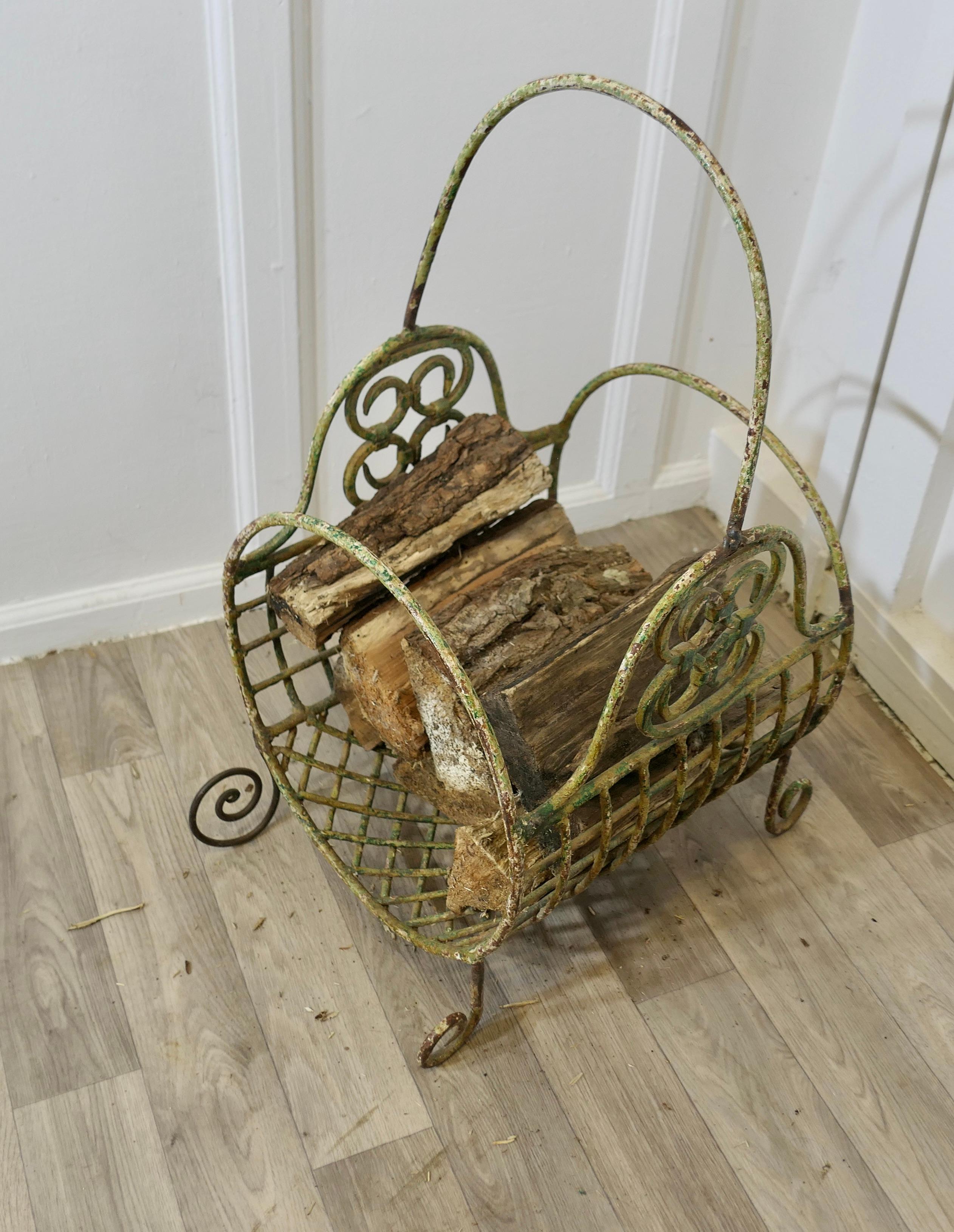 Cesta porta troncos de alambre francés del siglo XIX   Es una pieza encantadora en venta 4