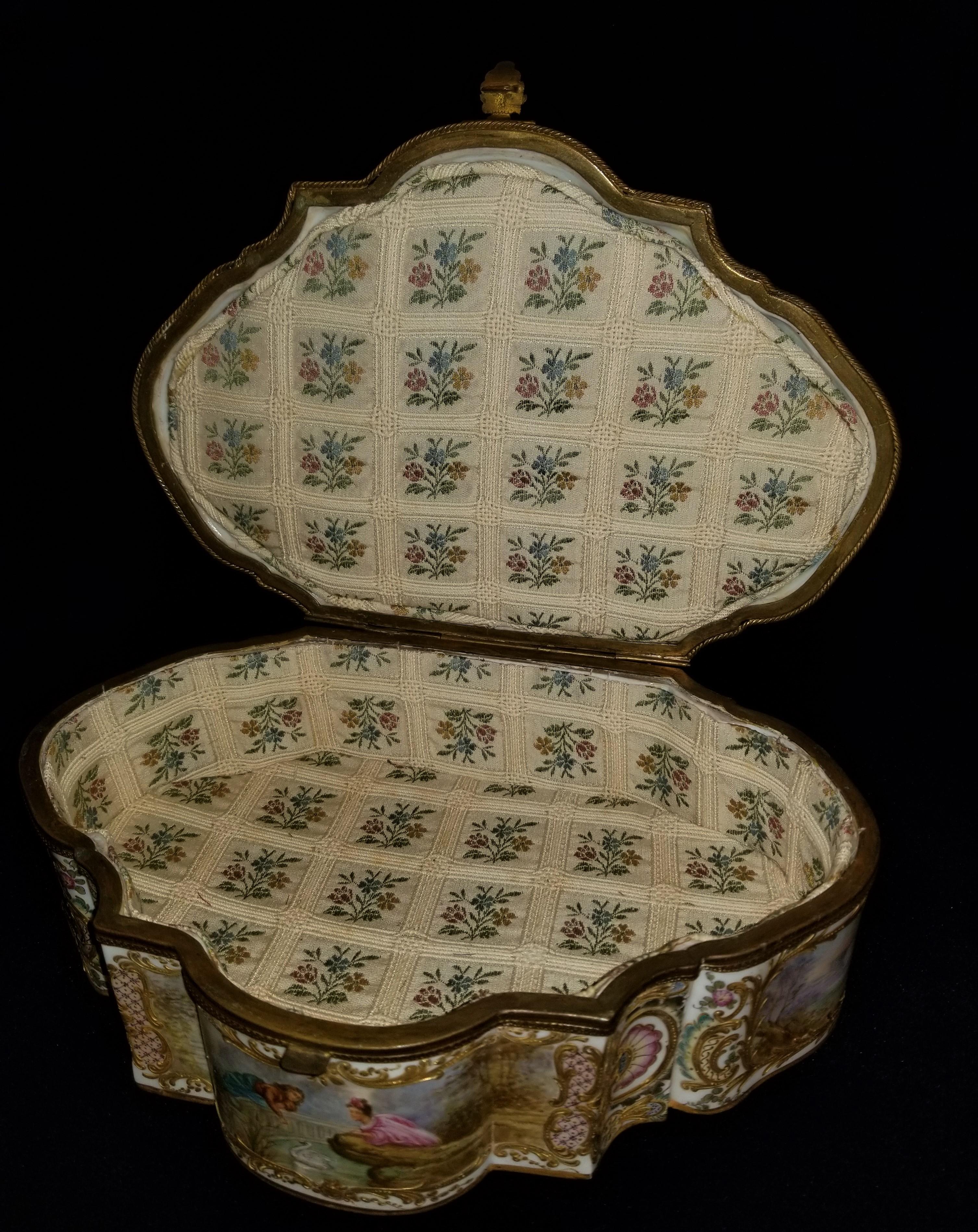 Boîte à bijoux Sèvres en bronze doré et couvercle avec scènes à plusieurs panneaux en vente 2