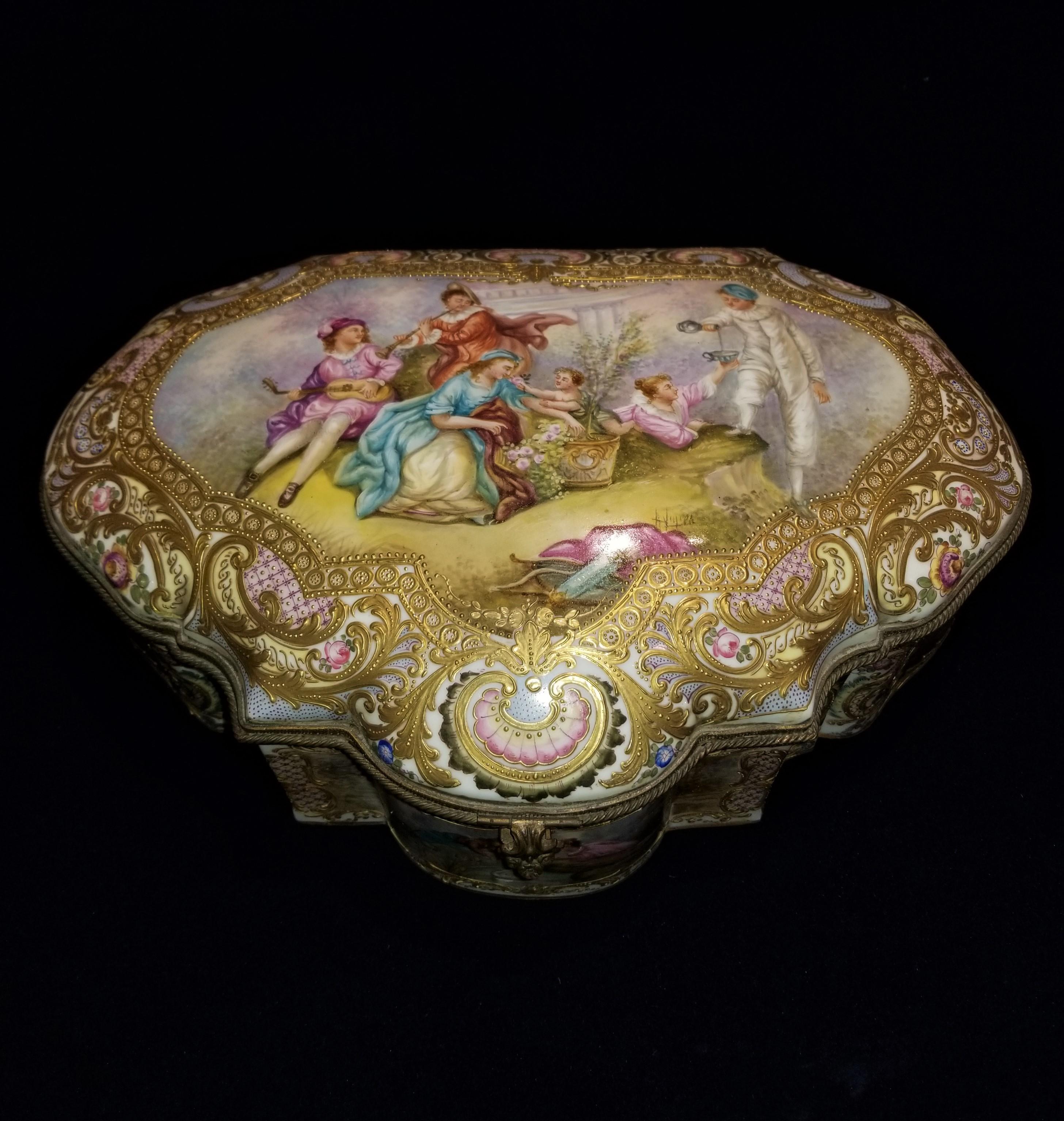 Belle Époque Boîte à bijoux Sèvres en bronze doré et couvercle avec scènes à plusieurs panneaux en vente