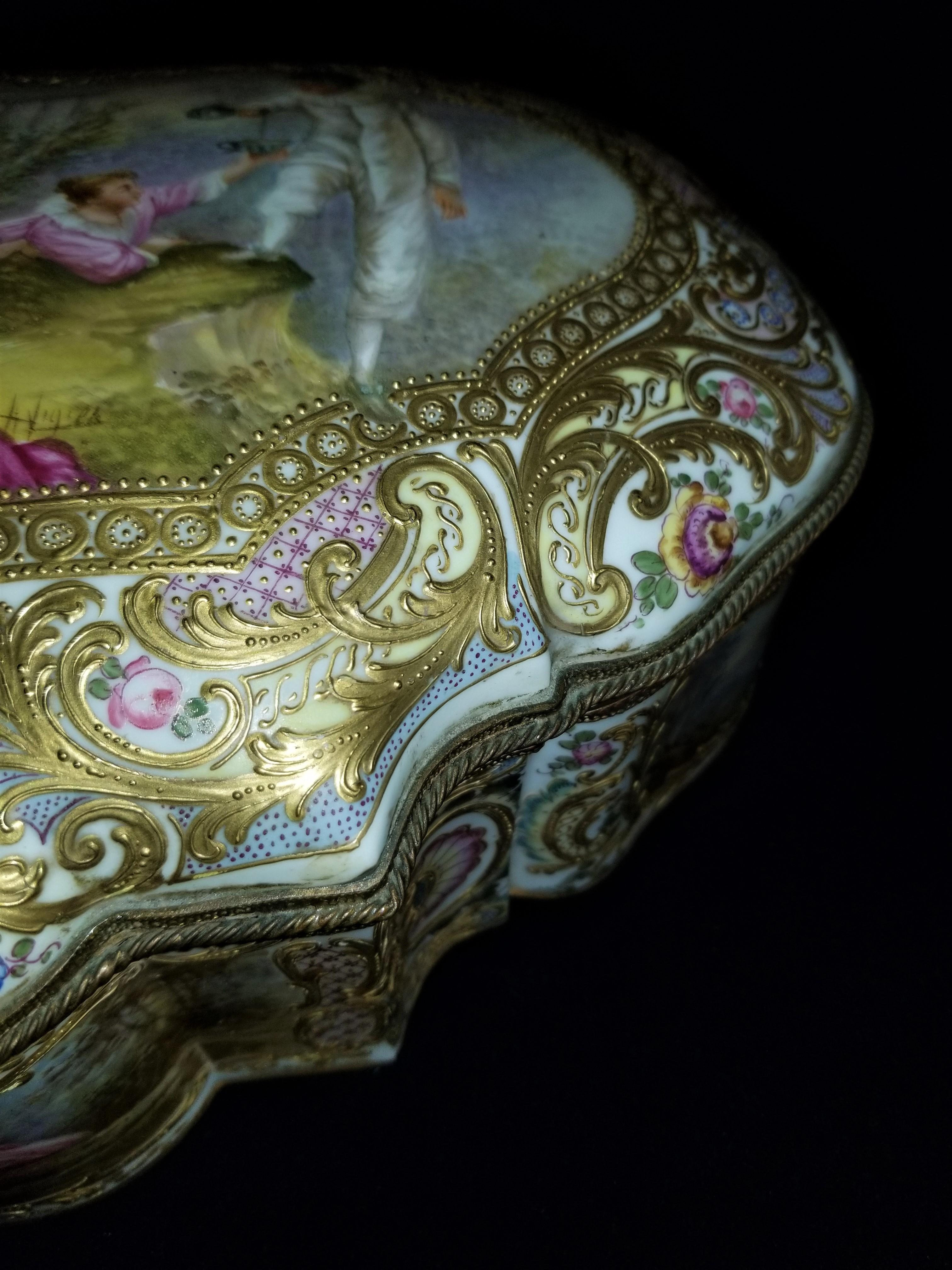 Porcelaine Boîte à bijoux Sèvres en bronze doré et couvercle avec scènes à plusieurs panneaux en vente
