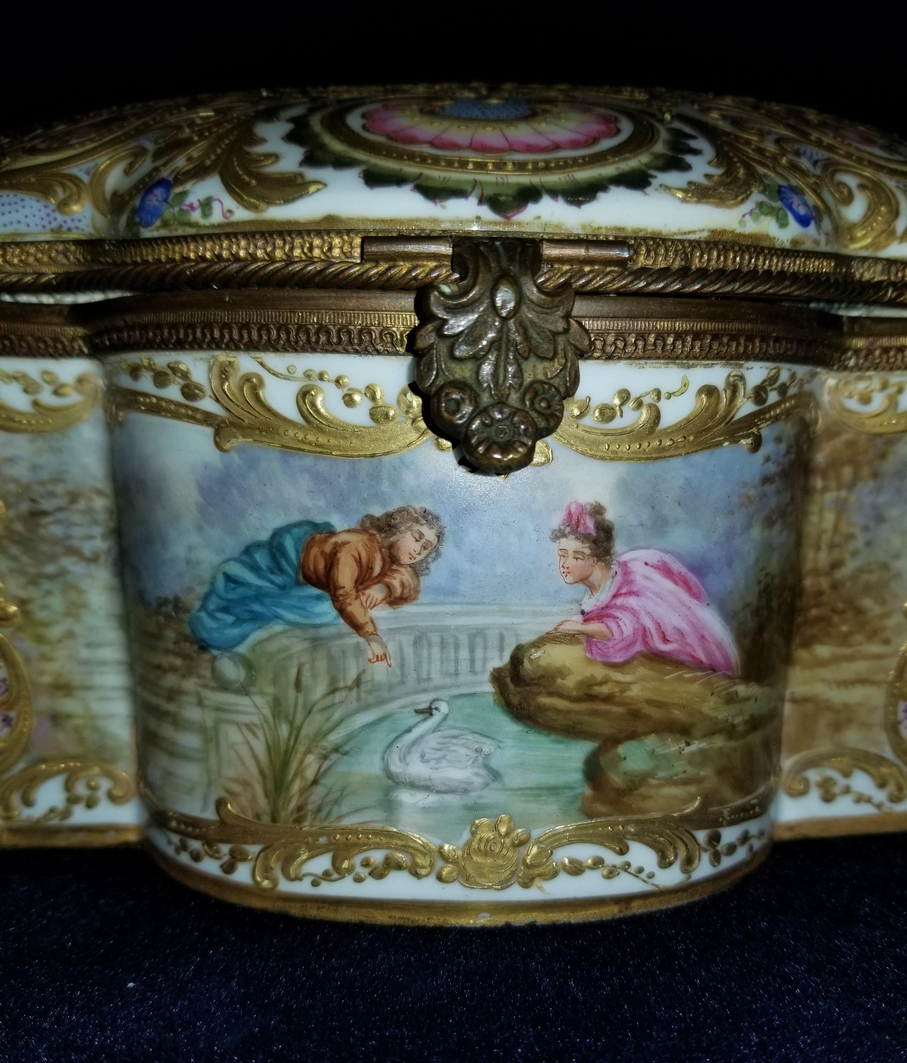 Boîte à bijoux Sèvres en bronze doré et couvercle avec scènes à plusieurs panneaux en vente 1
