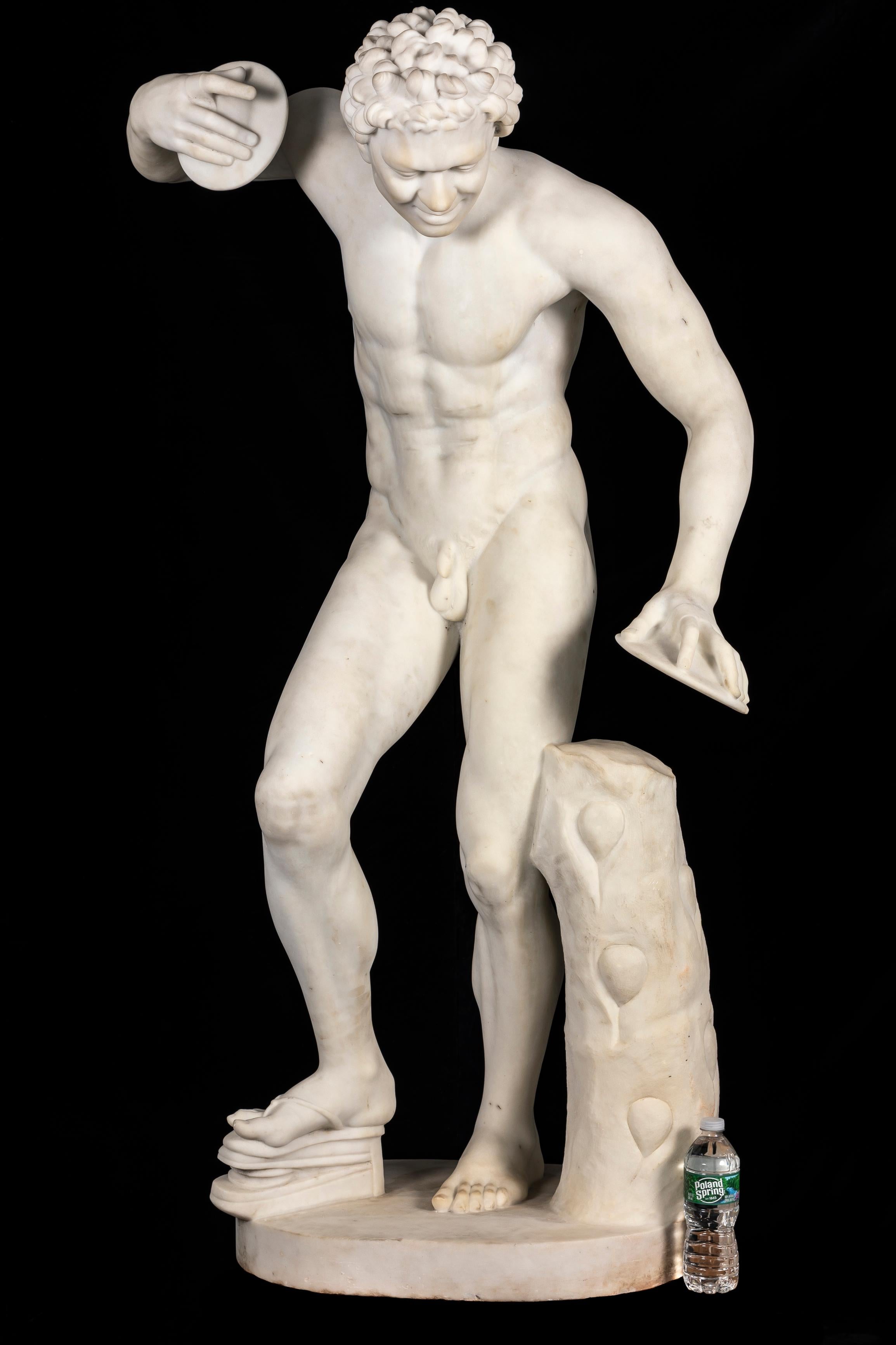 Statua a grandezza naturale in marmo di Carrara del XIX secolo di un fauno danzante con cimbali firmata da A. Frilli, Firenze.  Questo pezzo è basato sul modello originale di Massimiliano Soldani (italiano, 1656-1740).  Il pezzo è interamente