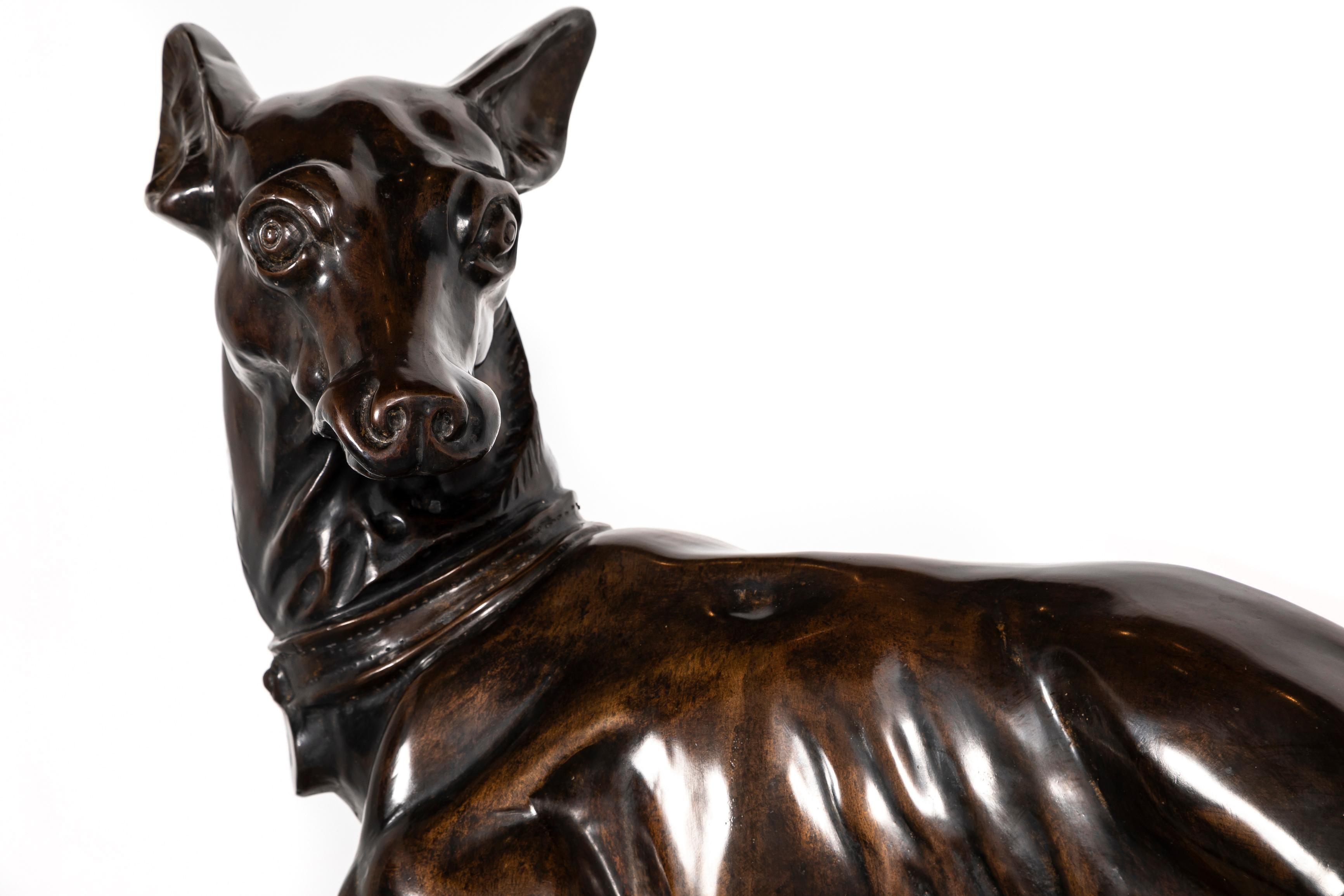 Paire de chiens de lévrier en bronze patiné du 19e siècle sur socles en marbre à gradins en vente 4