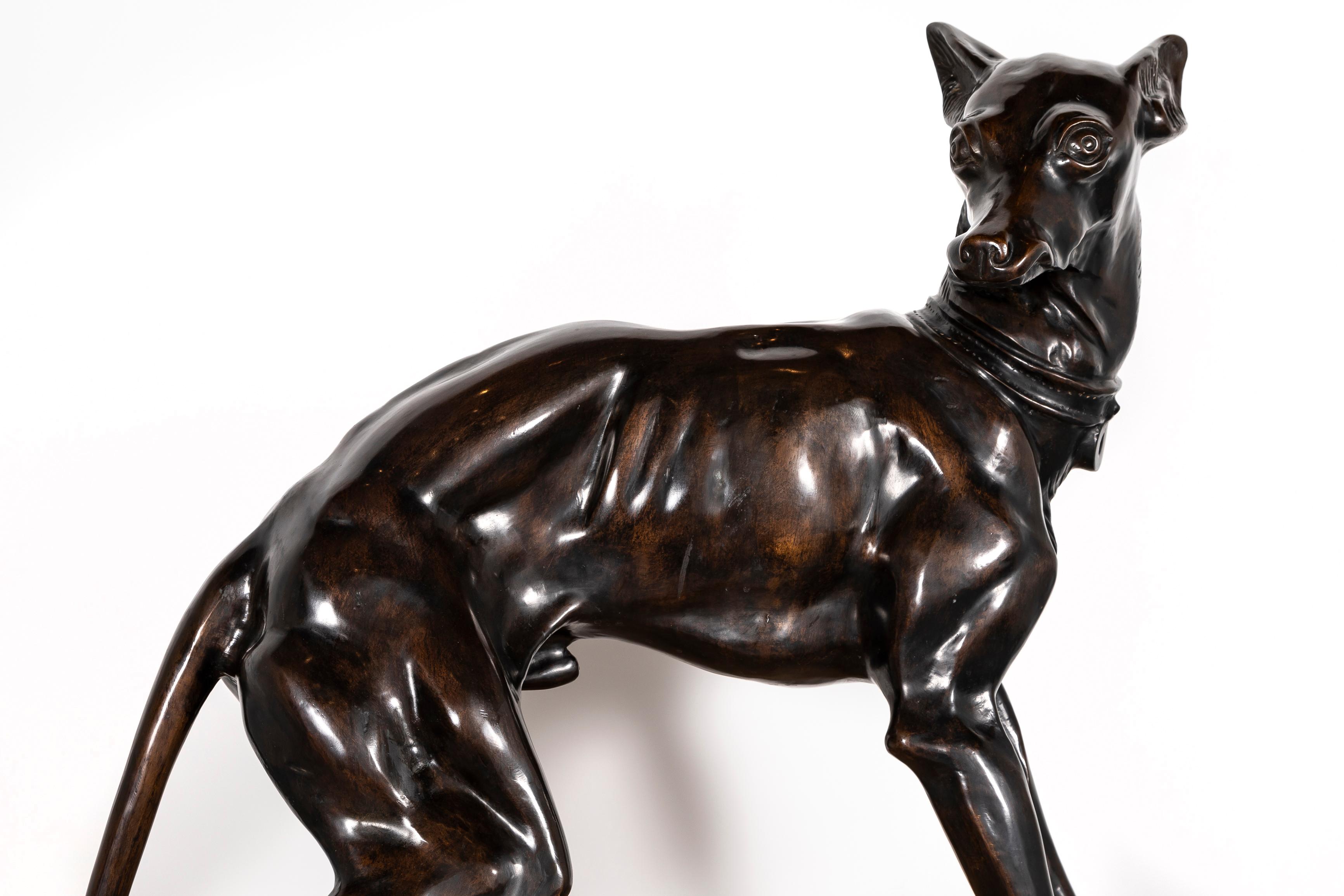 Paire de chiens de lévrier en bronze patiné du 19e siècle sur socles en marbre à gradins en vente 1