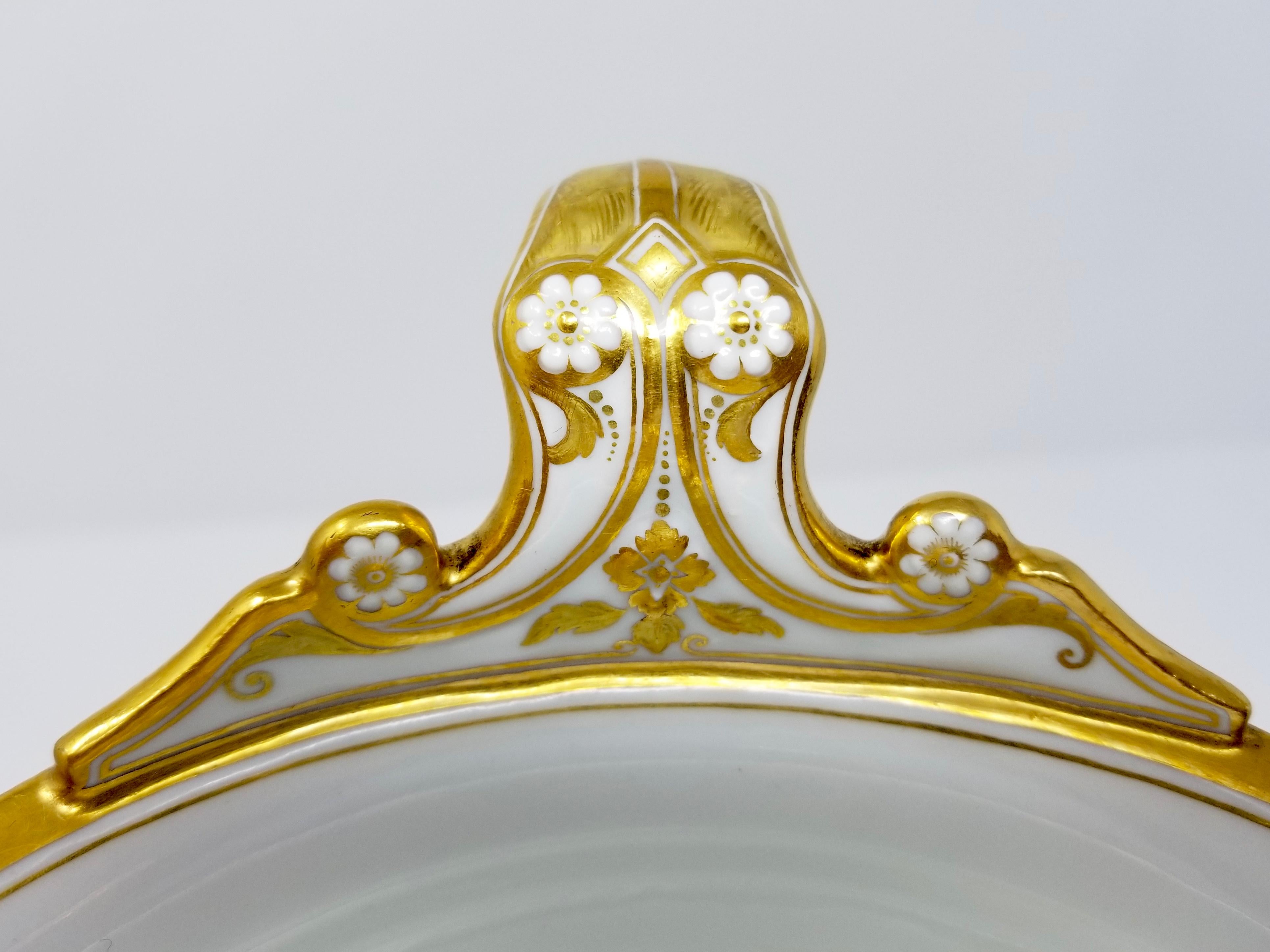 Vaso Meissen Pate Sur Pate con fanciulla neoclassica seduta su centauro in vendita 2