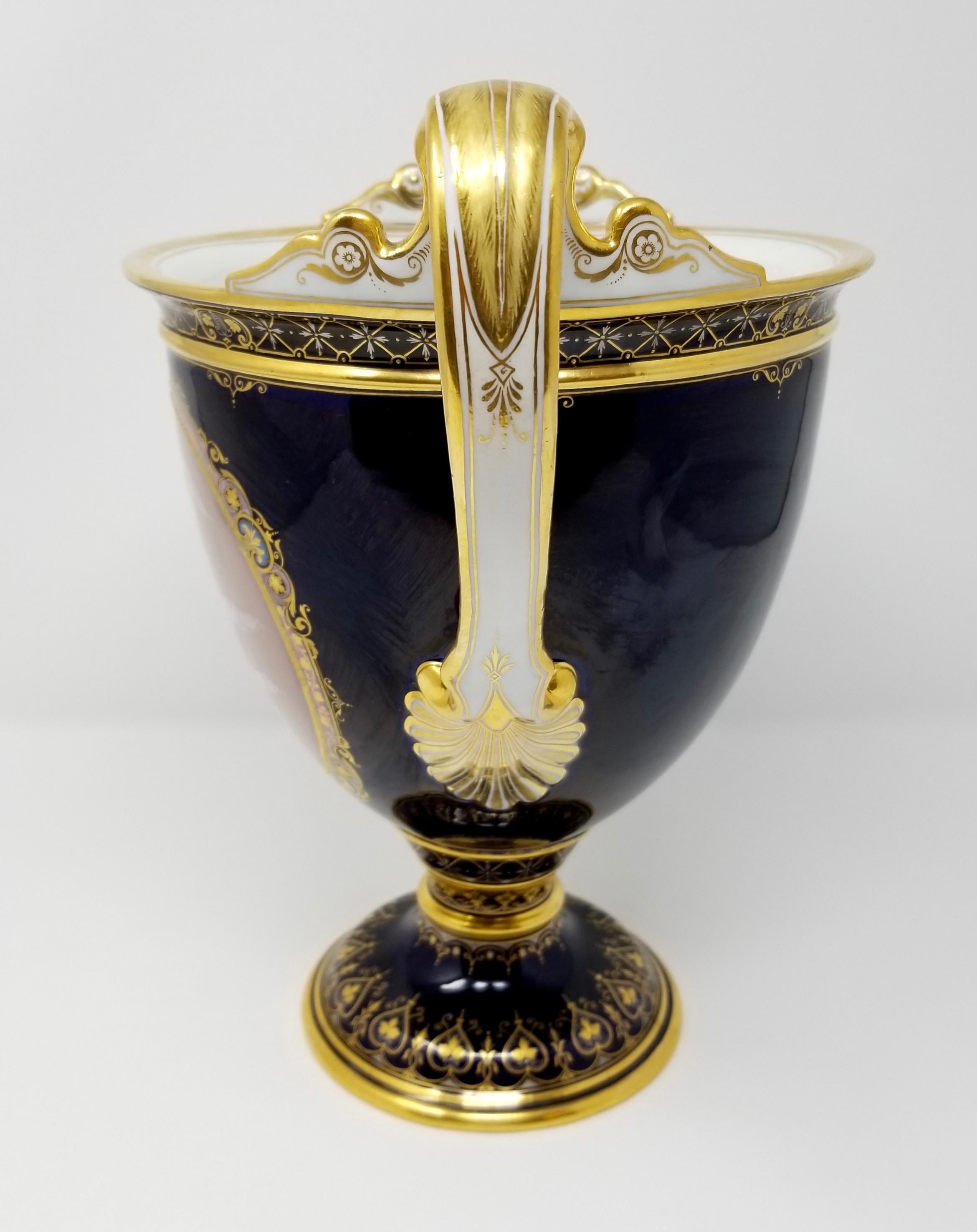 Königlich-kobaltblaue Meissener Pate Sur Pate-Vase aus dem 19. Jahrhundert mit einer auf einem Zentauren sitzenden Jungfrau. Wunderschön dekoriert in Kobaltblau, Lachsrosa, 24-karätigem gebürstetem Golddekor und dem wunderbar bekannten reinen Weiß,