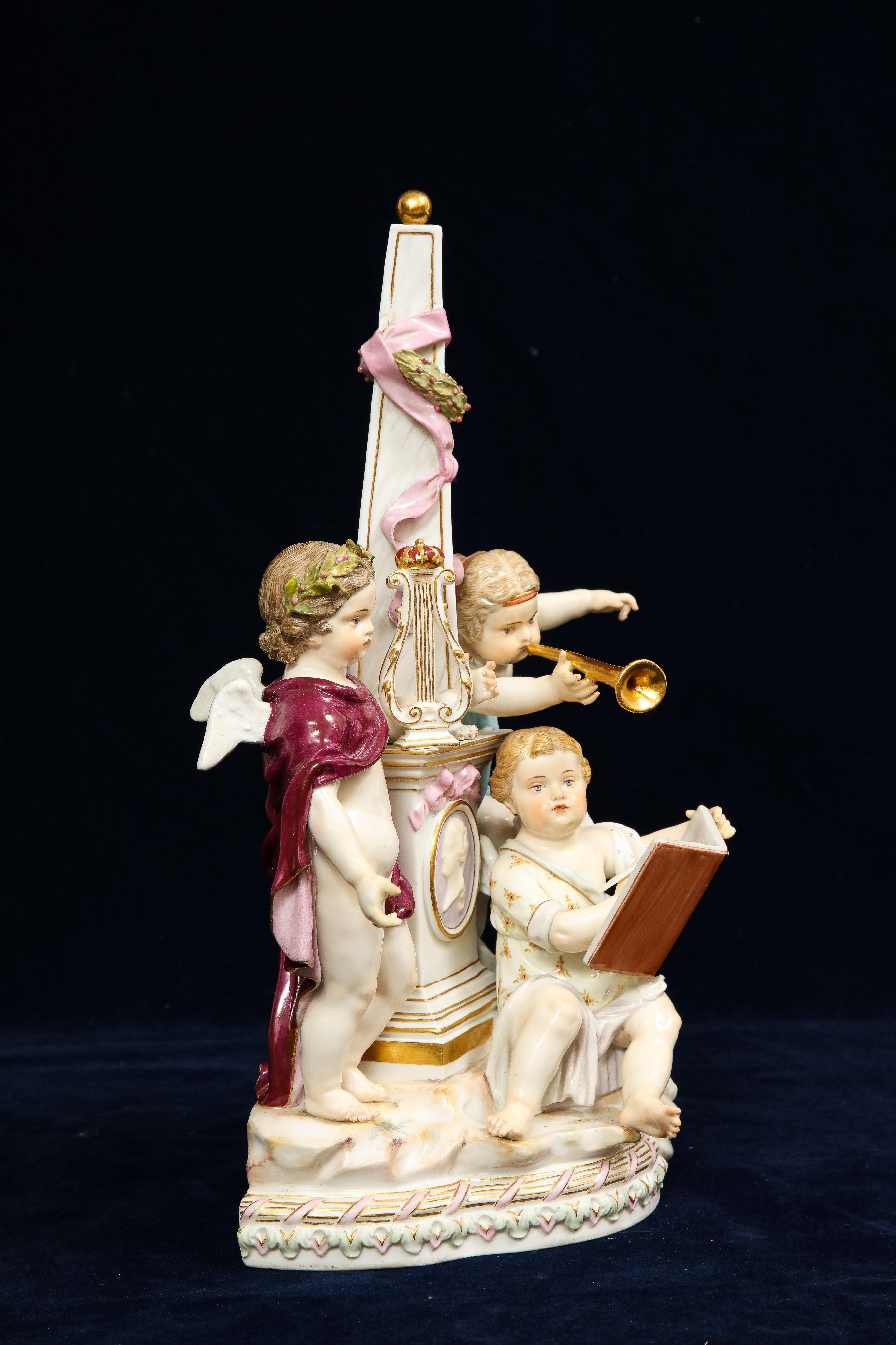 Allegorische Gruppe von drei Putten aus Meissener Porzellan des 19. Jahrhunderts mit Musikmotiven (Deutsch) im Angebot