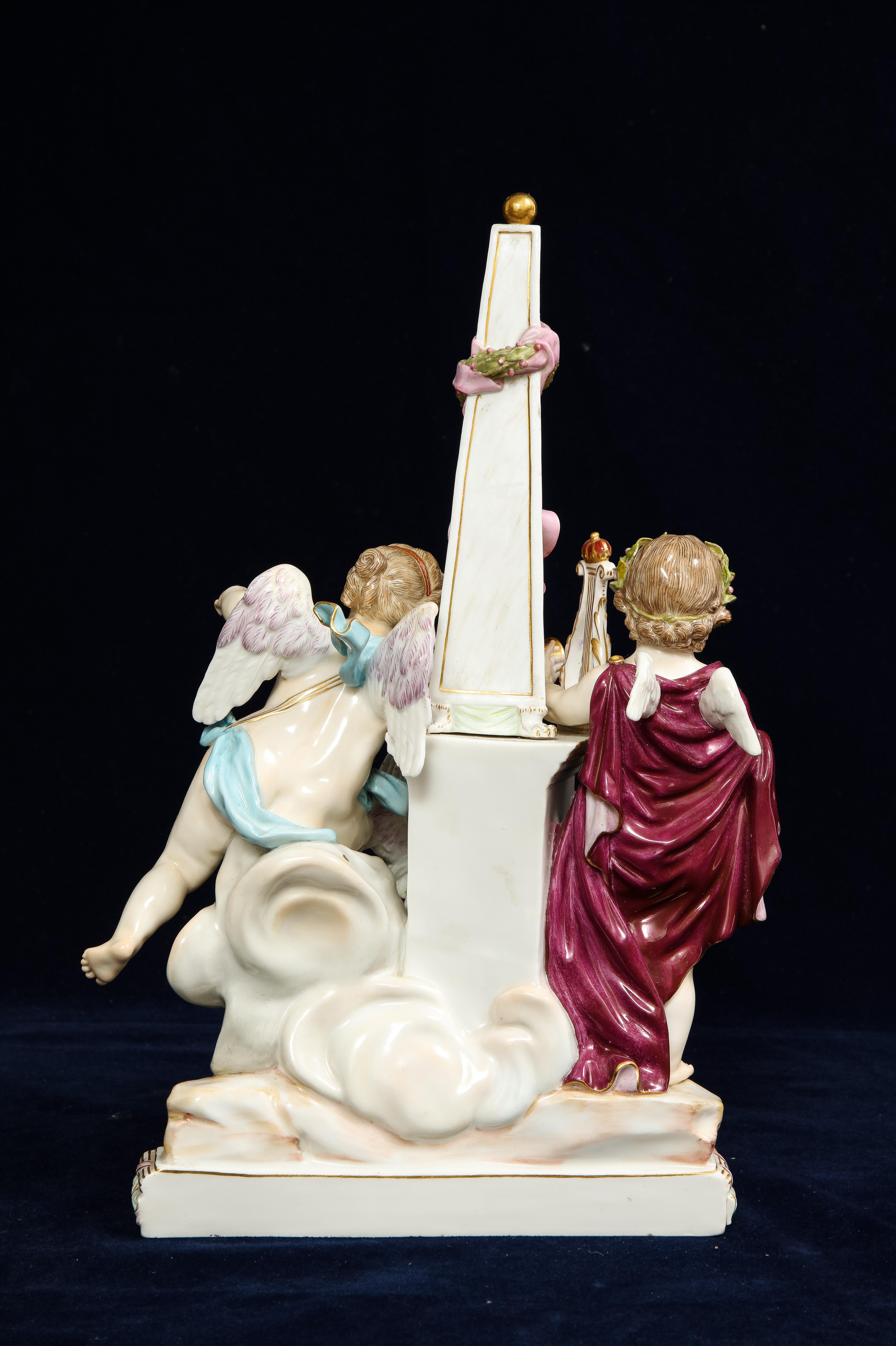 Allegorische Gruppe von drei Putten aus Meissener Porzellan des 19. Jahrhunderts mit Musikmotiven (Handbemalt) im Angebot