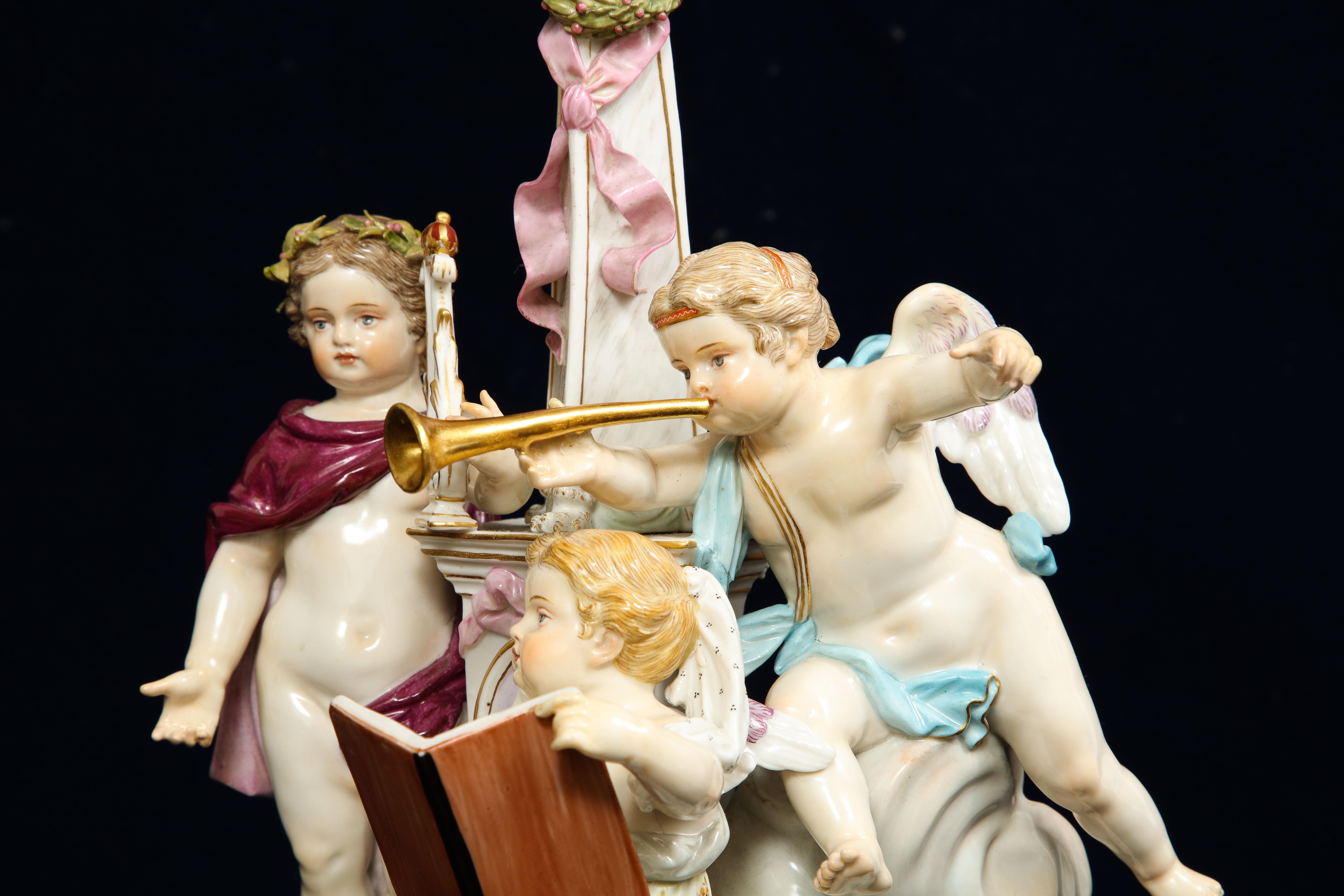 Allegorische Gruppe von drei Putten aus Meissener Porzellan des 19. Jahrhunderts mit Musikmotiven (Spätes 19. Jahrhundert) im Angebot