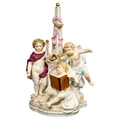 Allegorische Gruppe von drei Putten aus Meissener Porzellan des 19. Jahrhunderts mit Musikmotiven