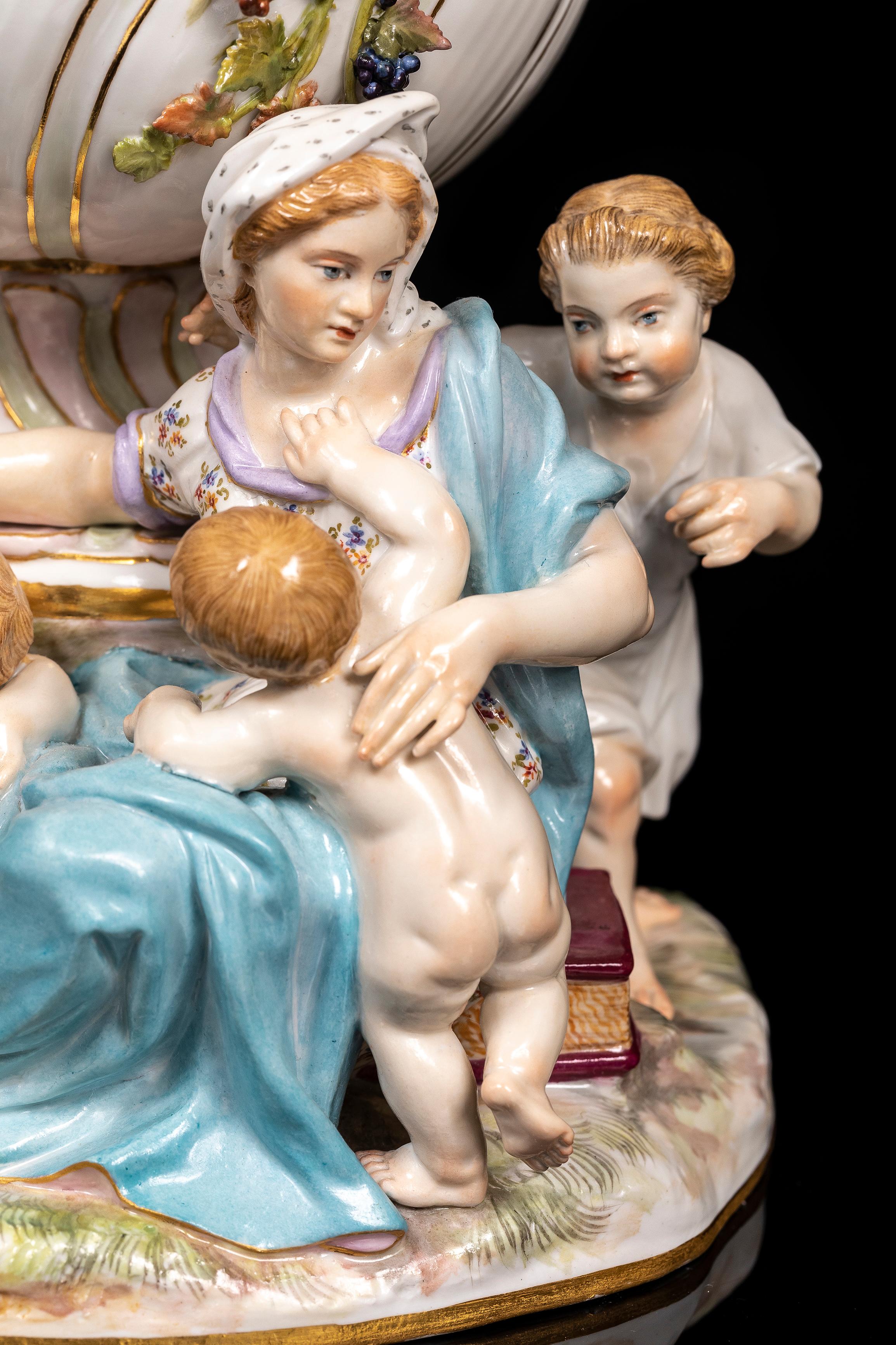 A.C. Meissen Porcelain Covered Potpourri, d'après le modèle de J.F. Eberlein en vente 2