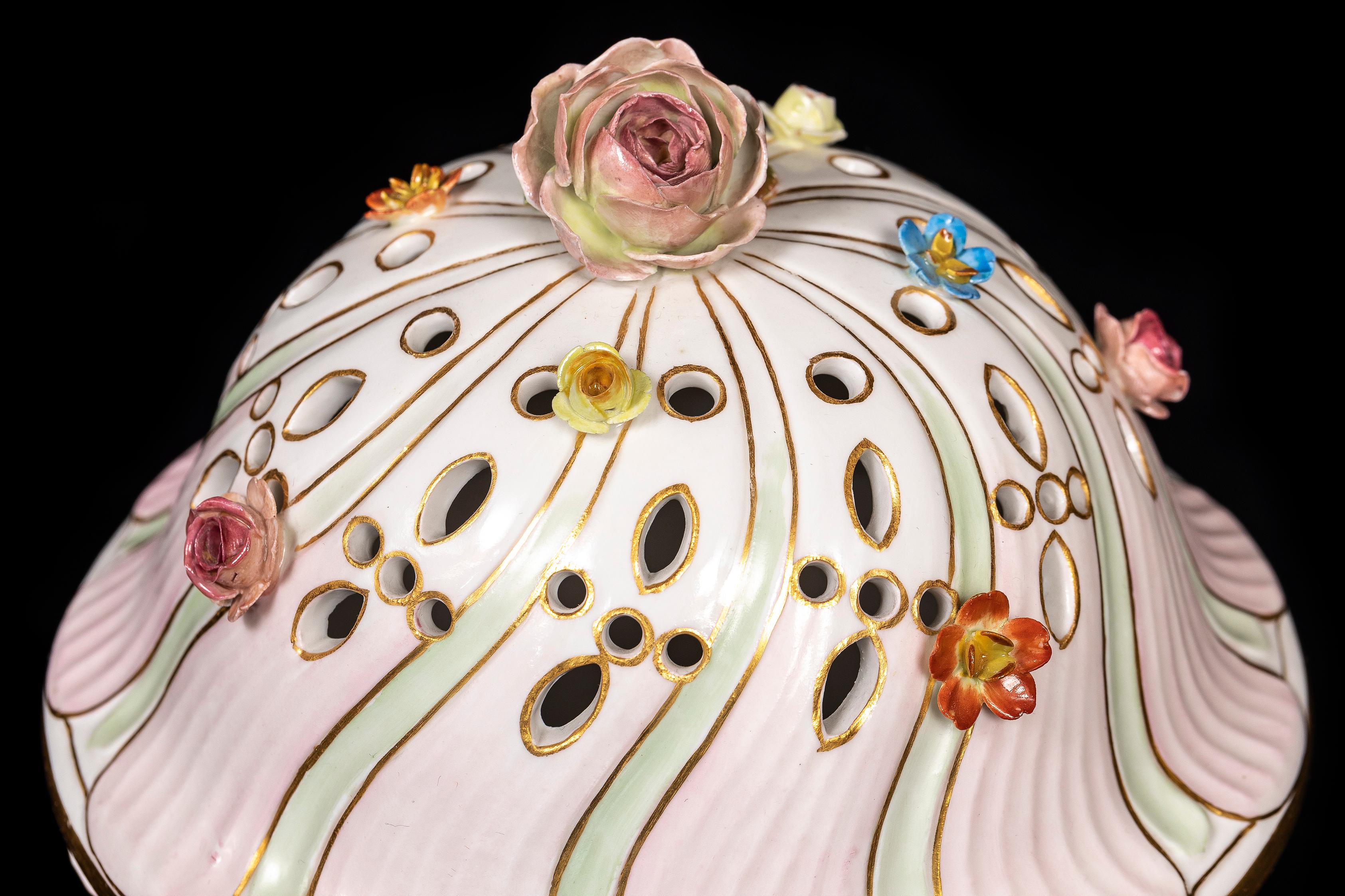 A.C. Meissen Porcelain Covered Potpourri, d'après le modèle de J.F. Eberlein en vente 5