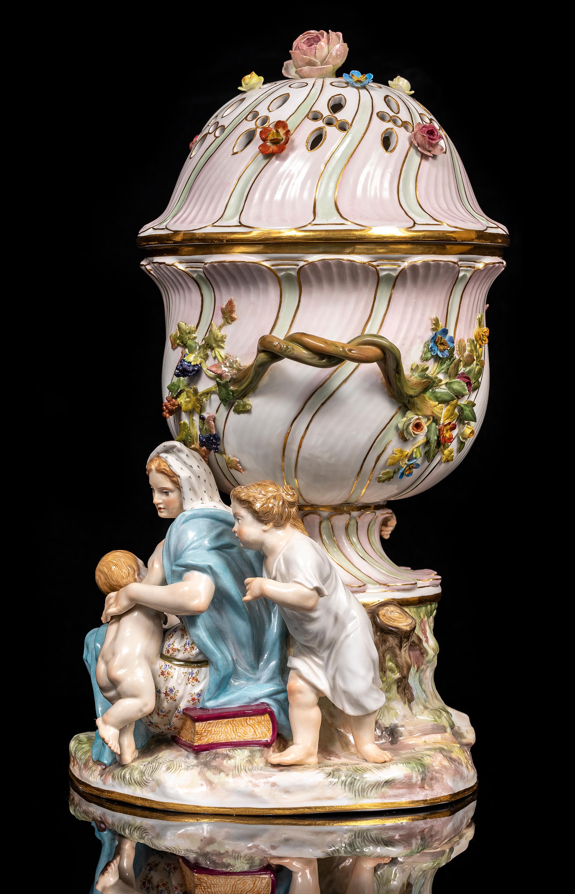 Pot-pourri couvert en porcelaine de Meissen du XIXe siècle, d'après le modèle de Johann Friedrich Eberlein. Le pot-pourri présente un grand corps lobé avec un couvercle bombé percé, surmonté de décorations florales appliquées. Le corps est moulé