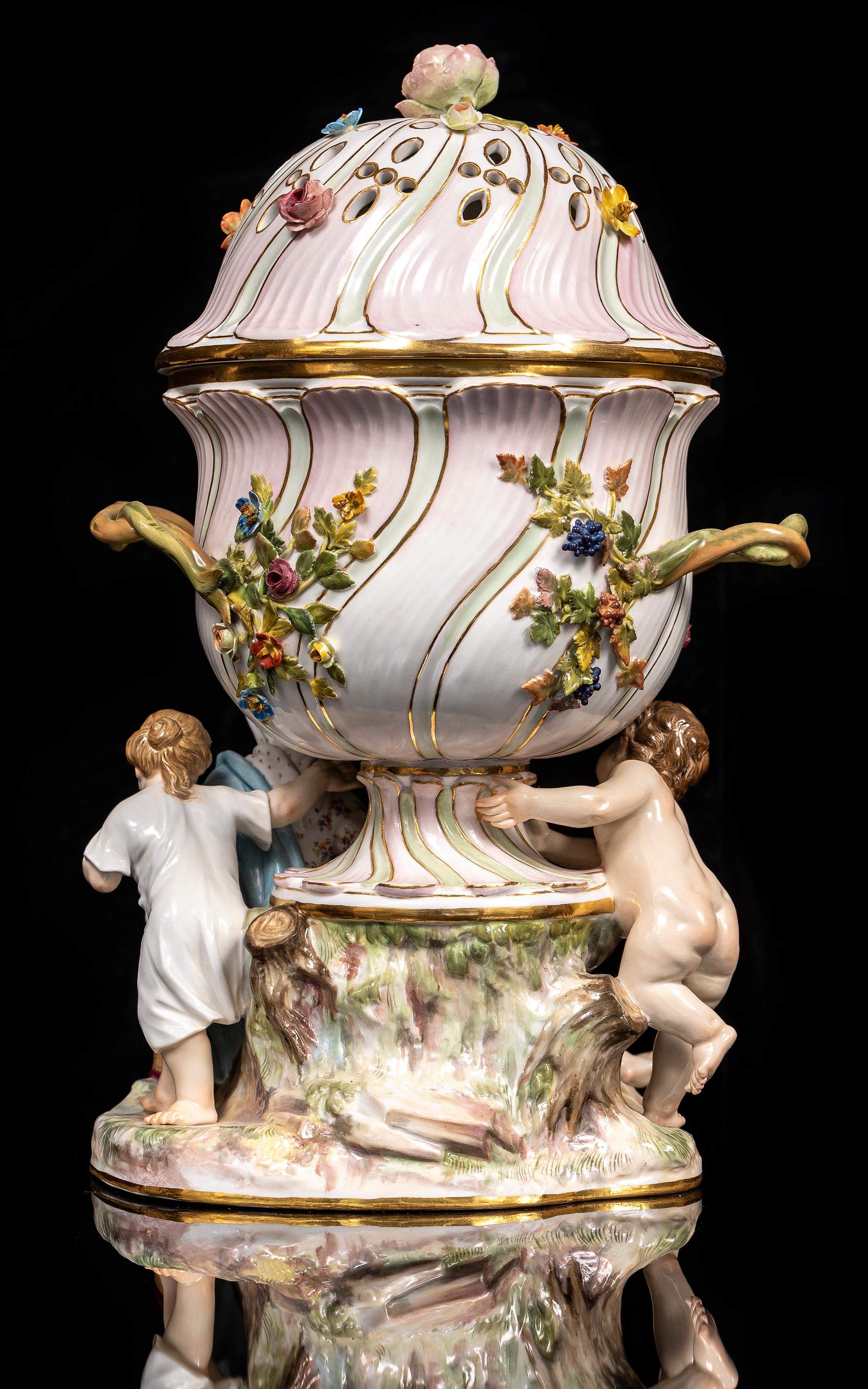 Rococo A.C. Meissen Porcelain Covered Potpourri, d'après le modèle de J.F. Eberlein en vente