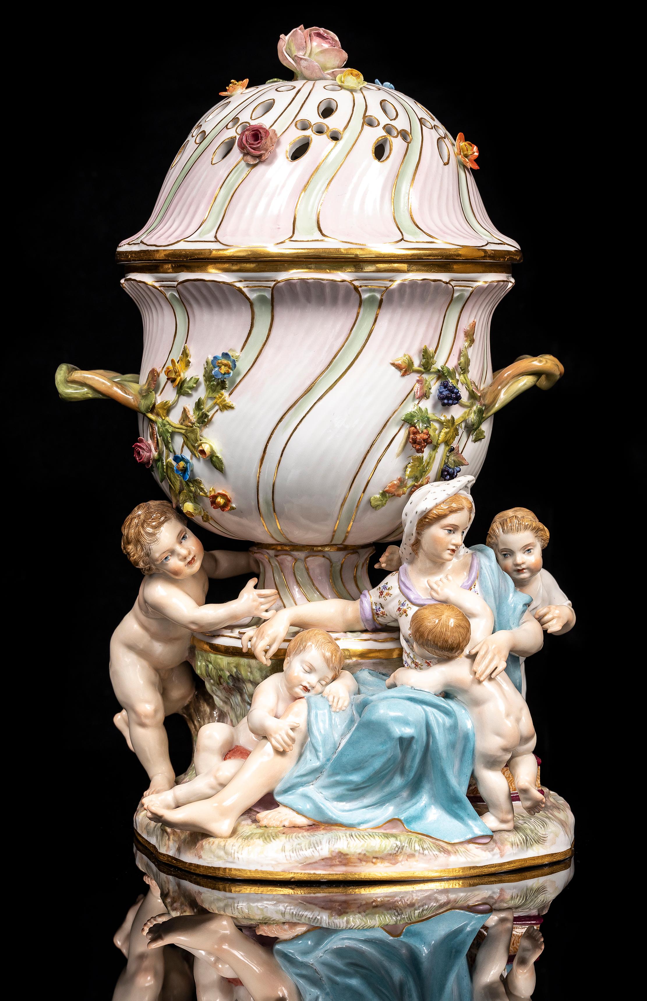 Sculpté à la main A.C. Meissen Porcelain Covered Potpourri, d'après le modèle de J.F. Eberlein en vente