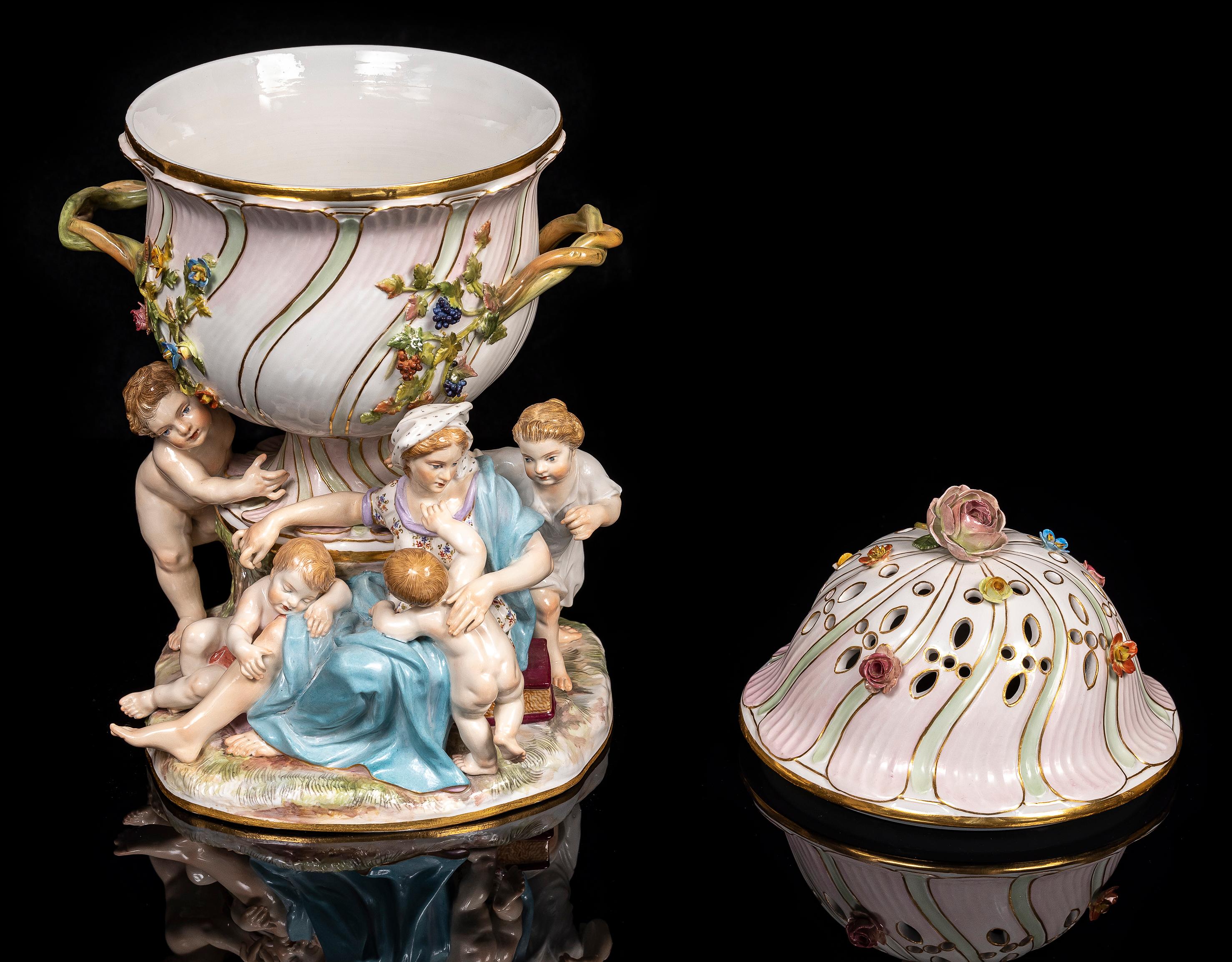A.C. Meissen Porcelain Covered Potpourri, d'après le modèle de J.F. Eberlein Bon état - En vente à New York, NY