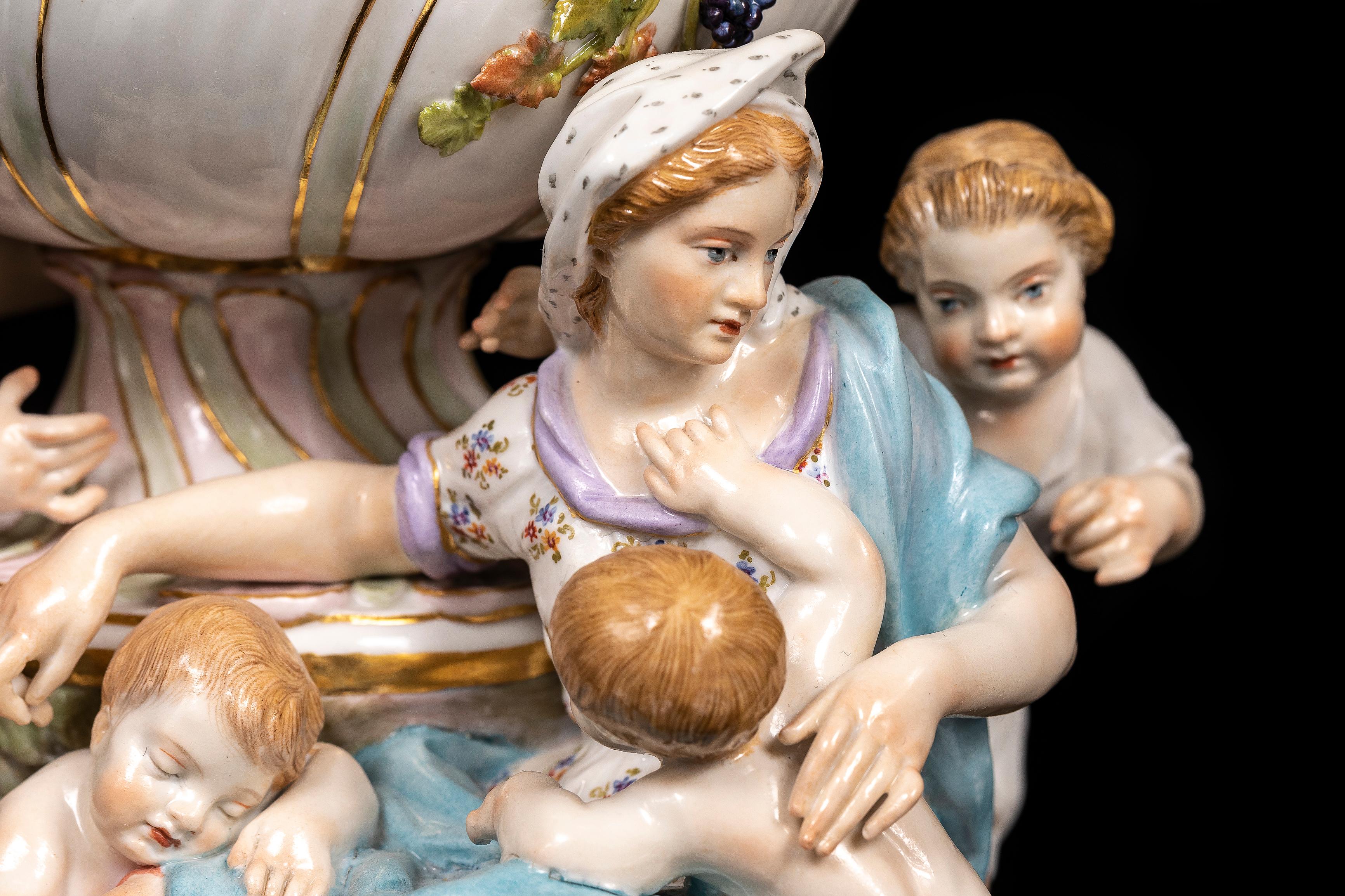 Fin du XIXe siècle A.C. Meissen Porcelain Covered Potpourri, d'après le modèle de J.F. Eberlein en vente