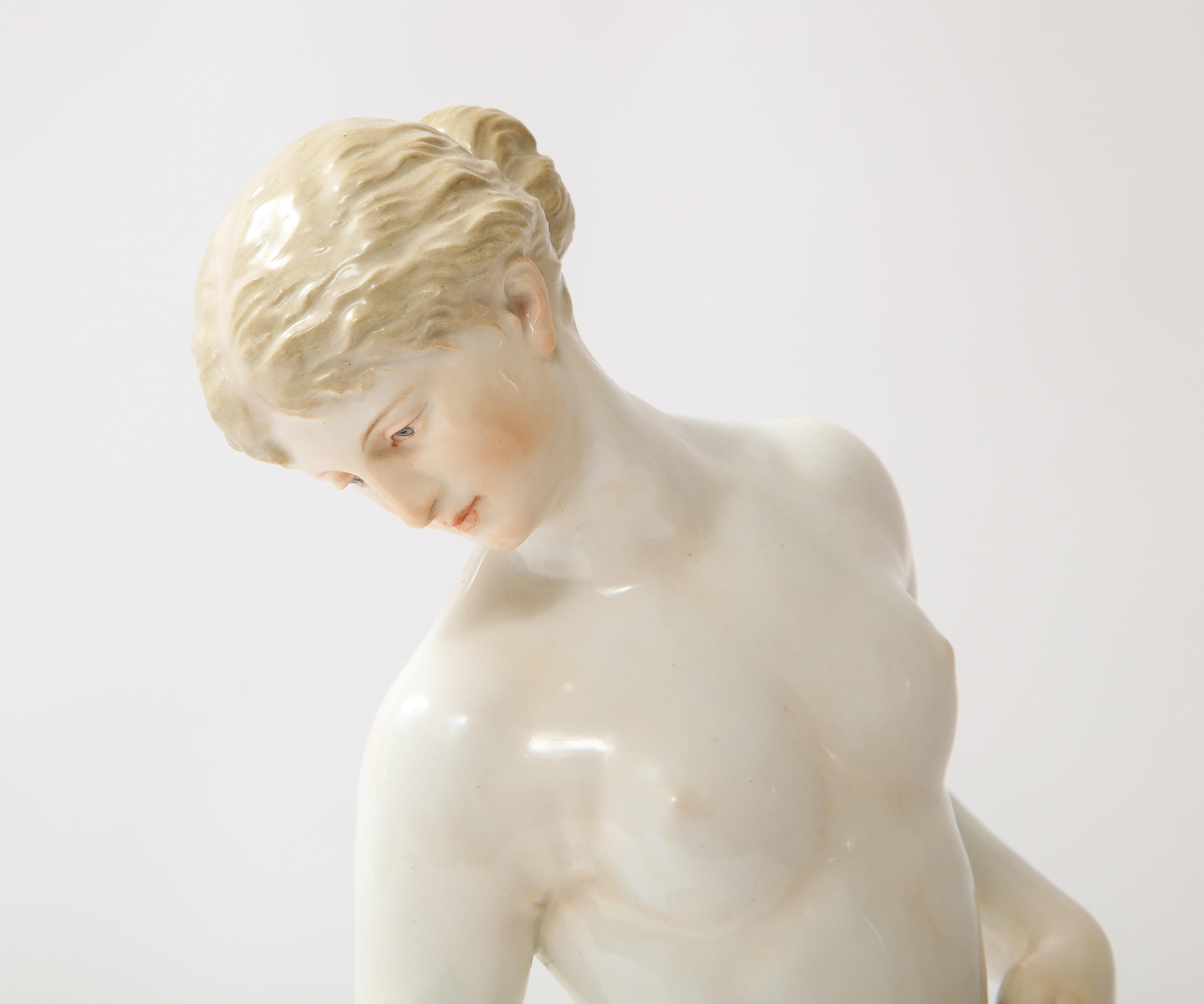 Ein weiblicher Akt aus Meissener Porzellan aus dem 19. Jahrhundert nach The Bath, R. Ockelmann (Handbemalt) im Angebot