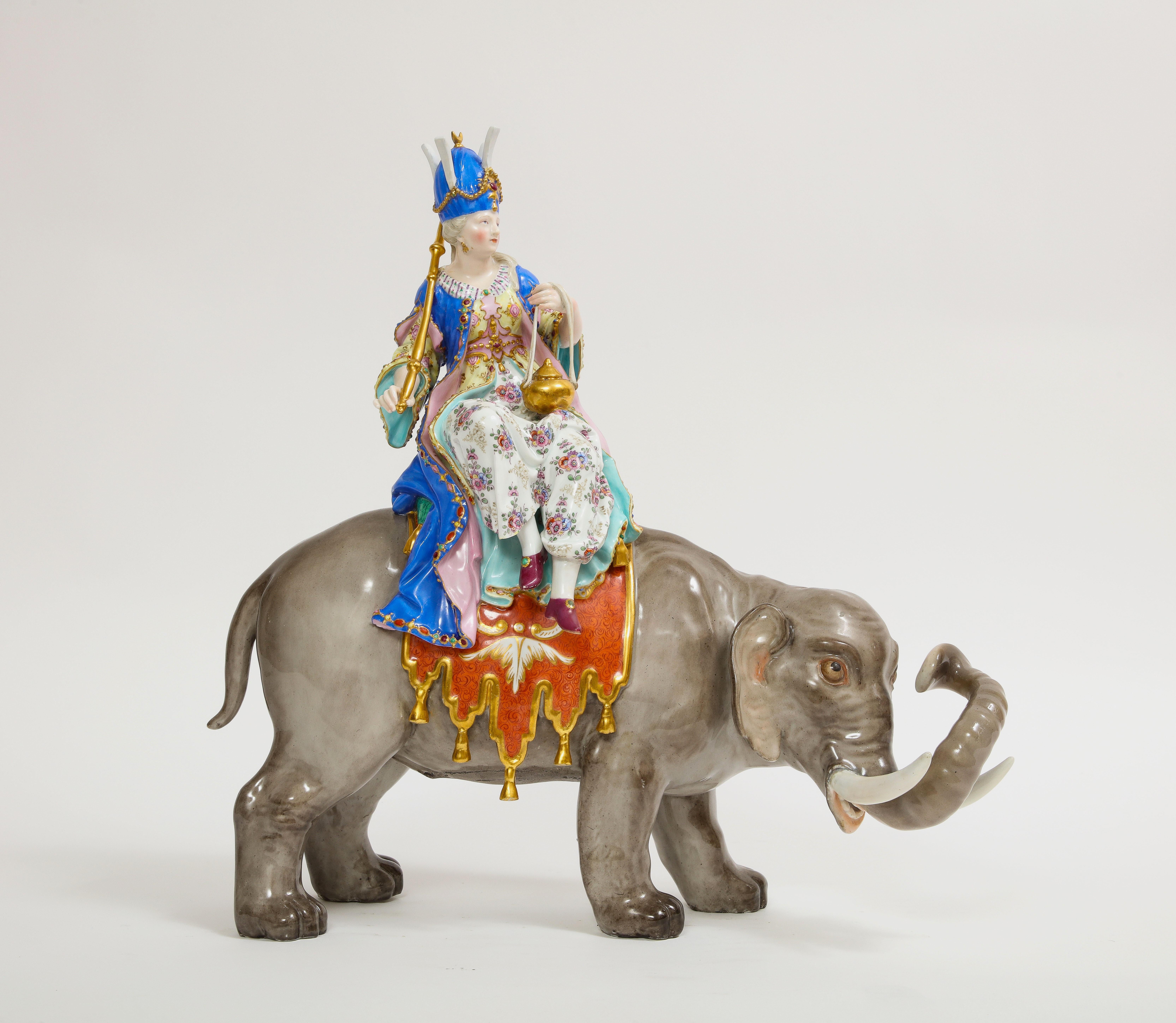 Aufwendige Meissener Porzellanfigur einer auf einem Elefanten reitenden Sultanin aus dem 19. Nach dem Modell von P.J. Reinicke und J.J. Kändler, die Sultana sitzt auf dem Rücken des Elefanten, hält einen Reichsapfel und ein Zepter und trägt einen