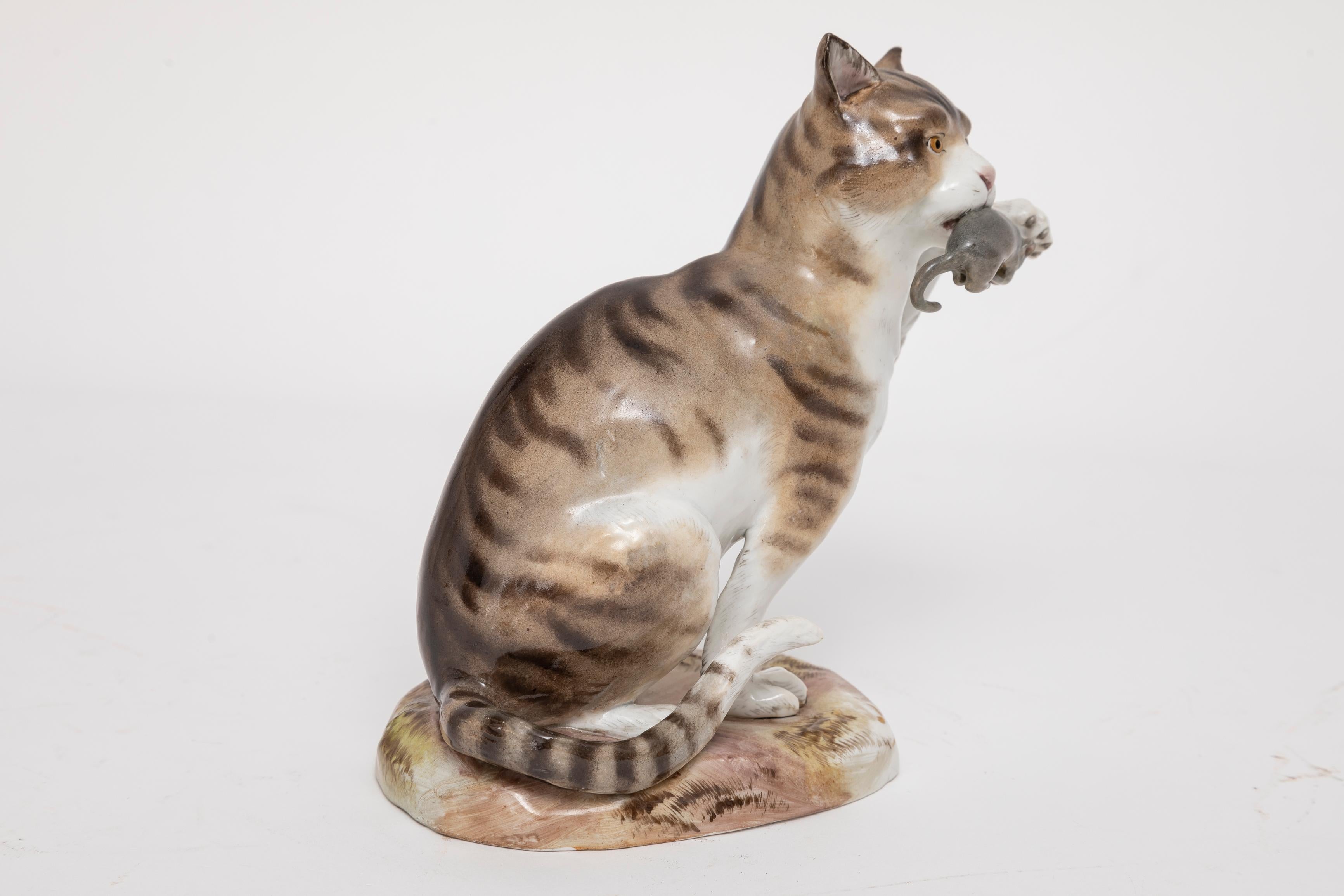Eine Meissen Porcelain Figur aus dem 19. Jh., die eine Katze mit gefangener Maus darstellt (Rokoko) im Angebot