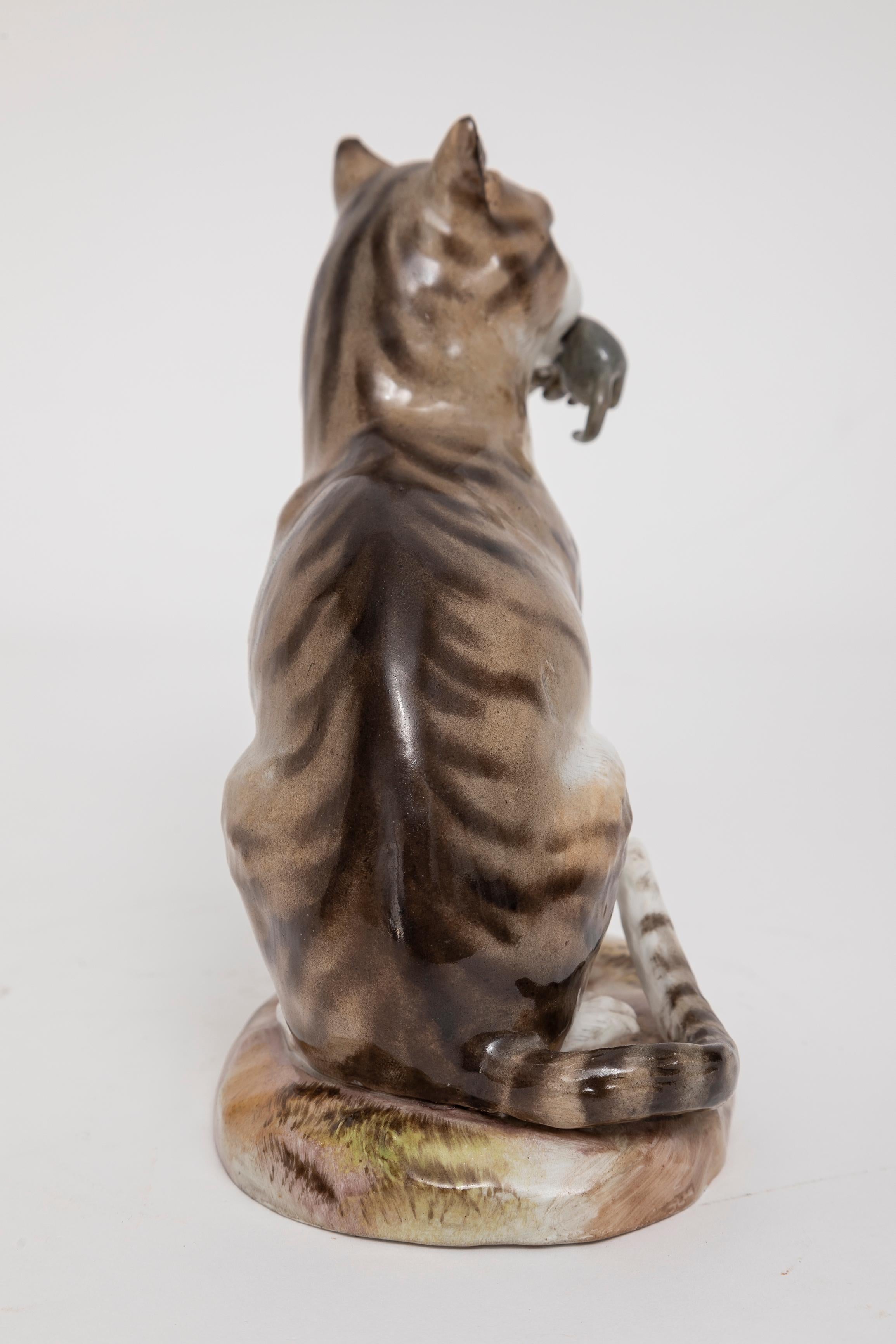 Eine Meissen Porcelain Figur aus dem 19. Jh., die eine Katze mit gefangener Maus darstellt (Deutsch) im Angebot