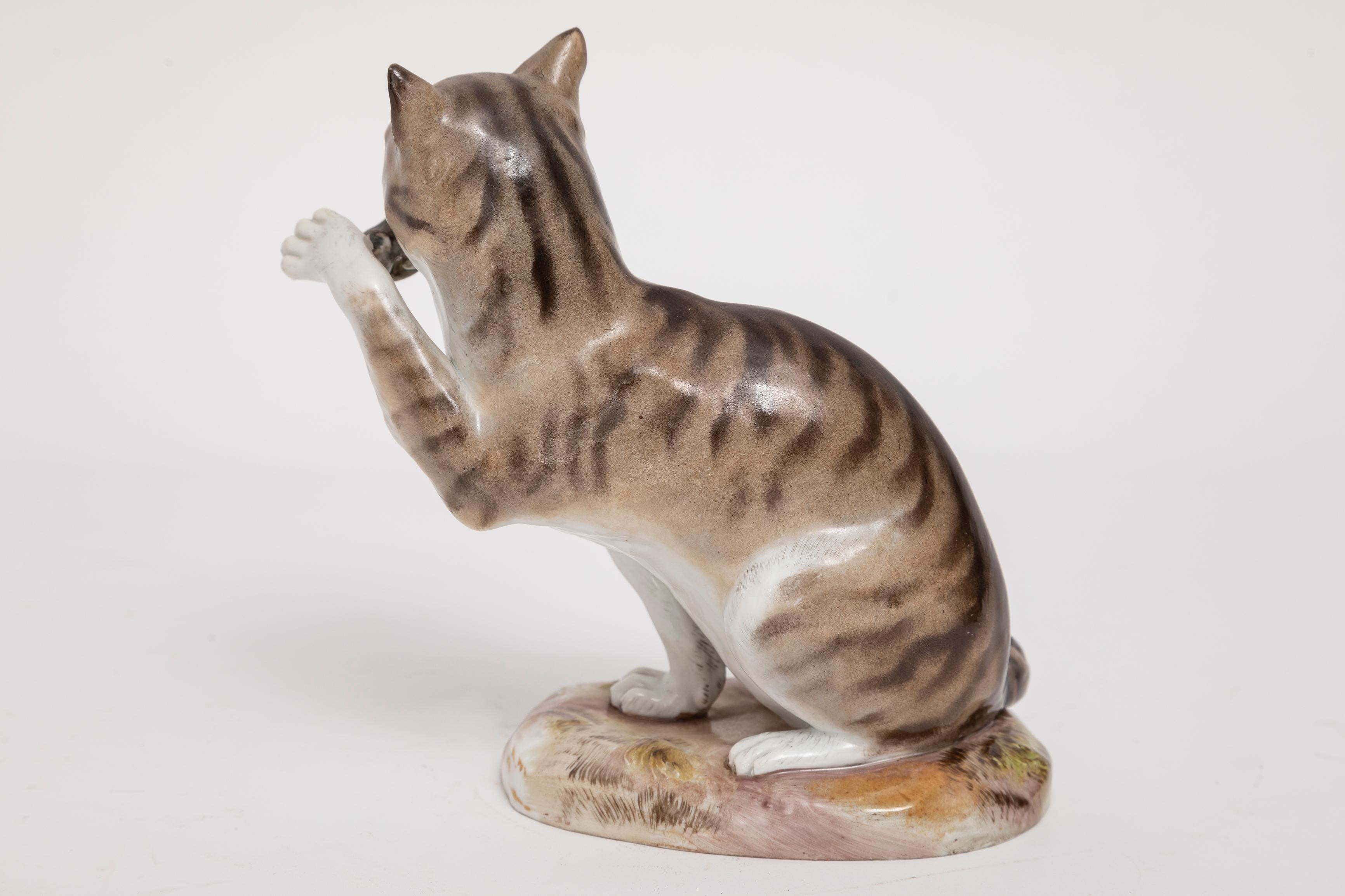 Eine Meissen Porcelain Figur aus dem 19. Jh., die eine Katze mit gefangener Maus darstellt (Handgeschnitzt) im Angebot